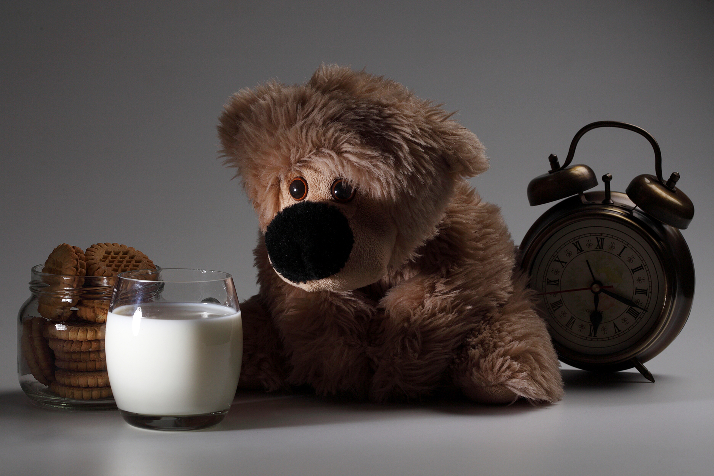 Laden Sie das Teddybär, Fotografie, Uhr, Milch, Stillleben, Plätzchen, Kuscheltier-Bild kostenlos auf Ihren PC-Desktop herunter
