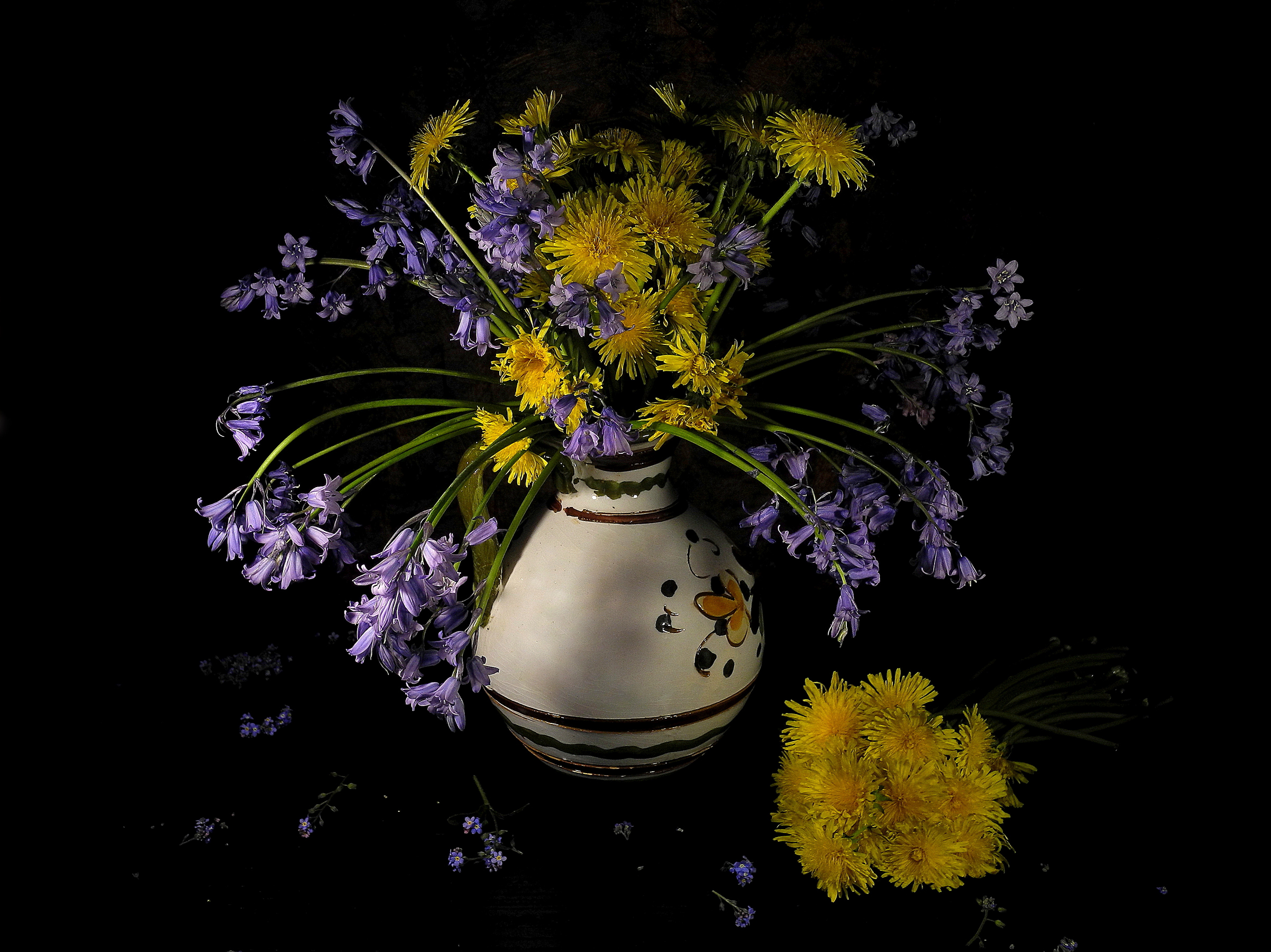 Téléchargez gratuitement l'image Fleur, Vase, Pissenlit, Photographie, Fleur Jaune, Fleur Mauve, Nature Morte sur le bureau de votre PC