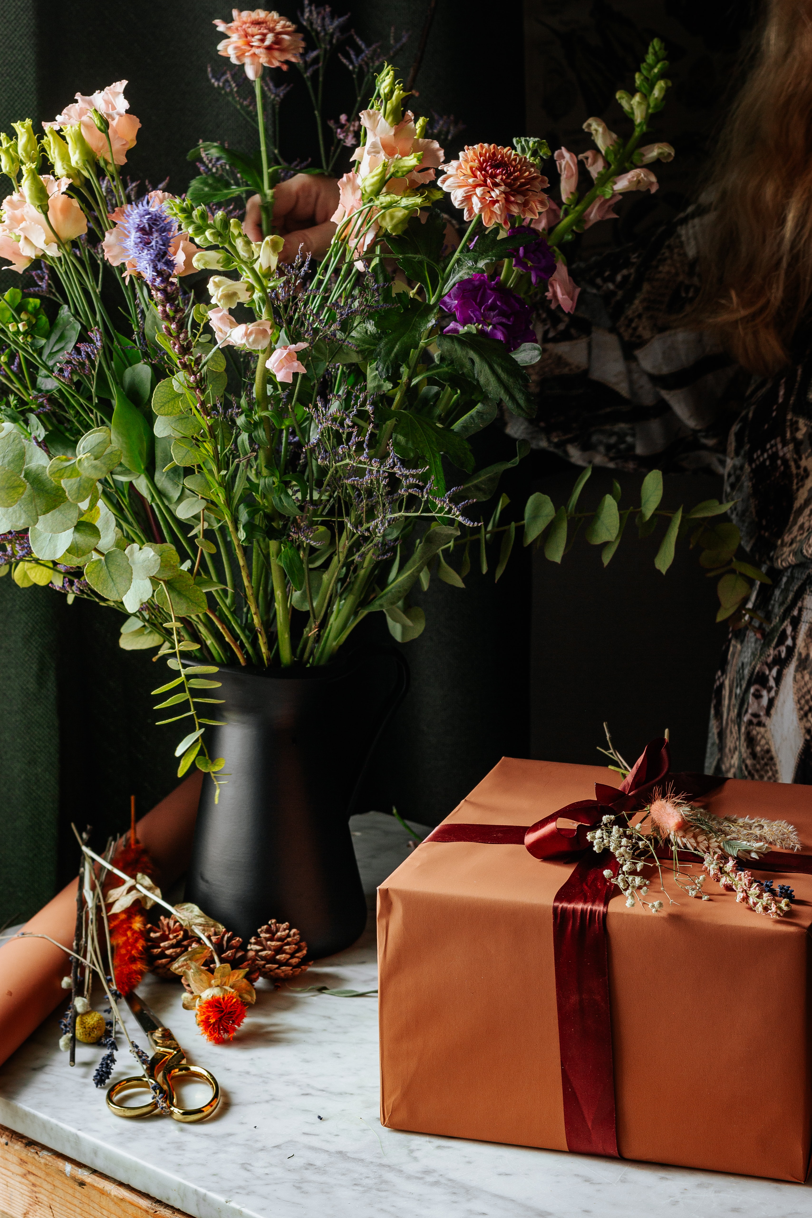 Téléchargez des papiers peints mobile Cadeau, Boîte, Bouquet, Fleurs gratuitement.