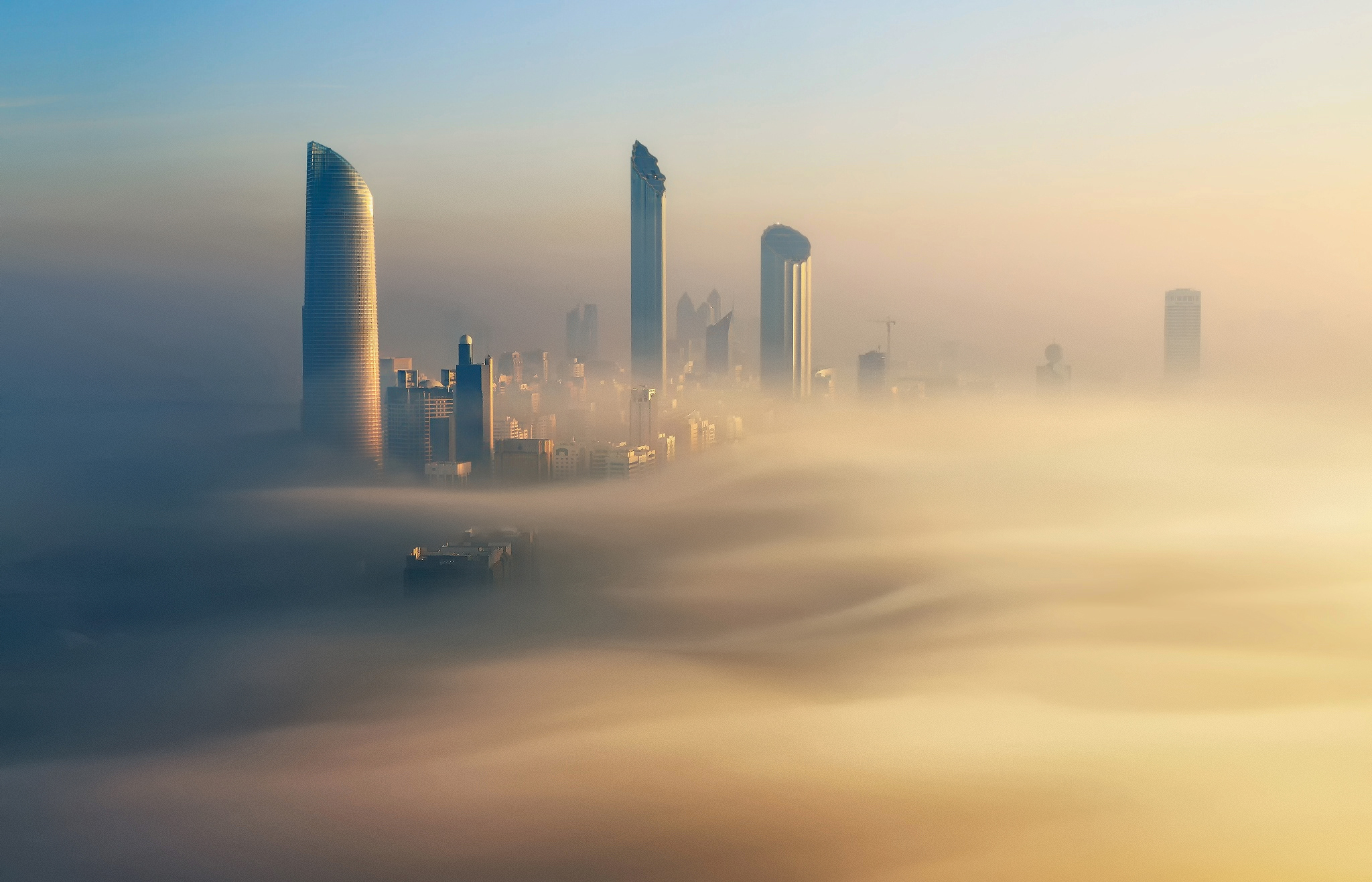 Laden Sie das Städte, Wolkenkratzer, Gebäude, Nebel, Dubai, Vereinigte Arabische Emirate, Menschengemacht, Großstadt-Bild kostenlos auf Ihren PC-Desktop herunter