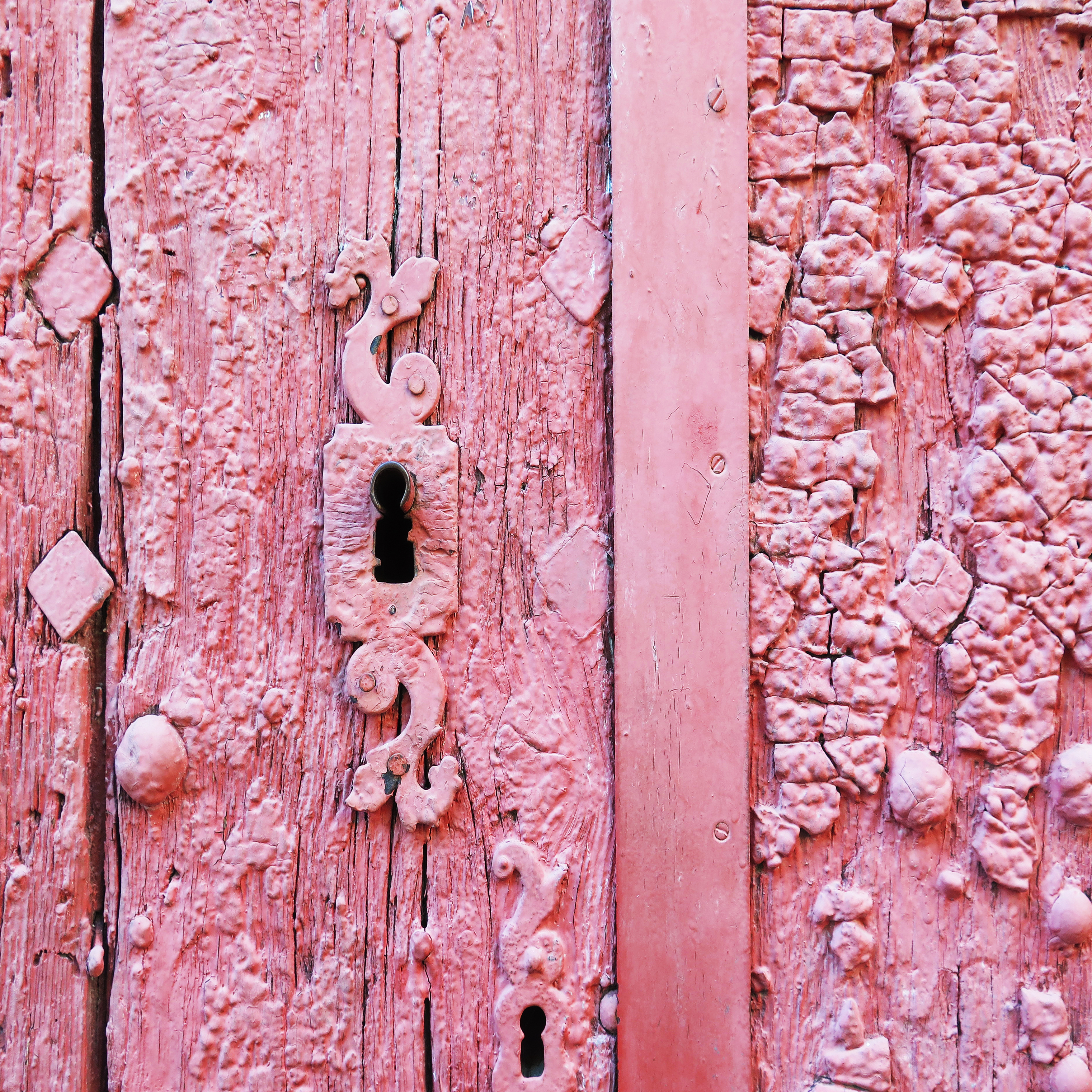 132609 скачать картинку дверь, текстуры, старый, розовый, потертый, замочная скважина - обои и заставки бесплатно