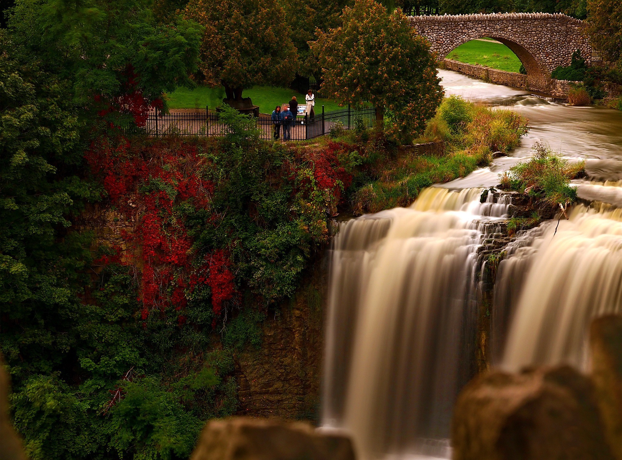 Handy-Wallpaper Kanada, Wasserfall, Wasserfälle, Herbst, Erde/natur kostenlos herunterladen.