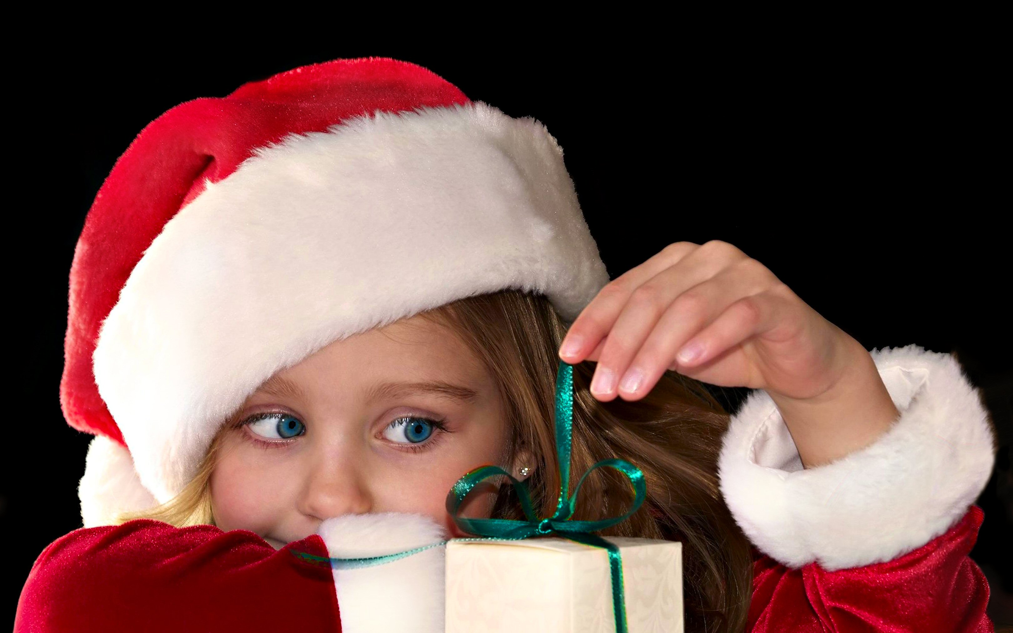 無料モバイル壁紙クリスマス, 贈り物, 子, 青い目, ホリデー, サンタハットをダウンロードします。