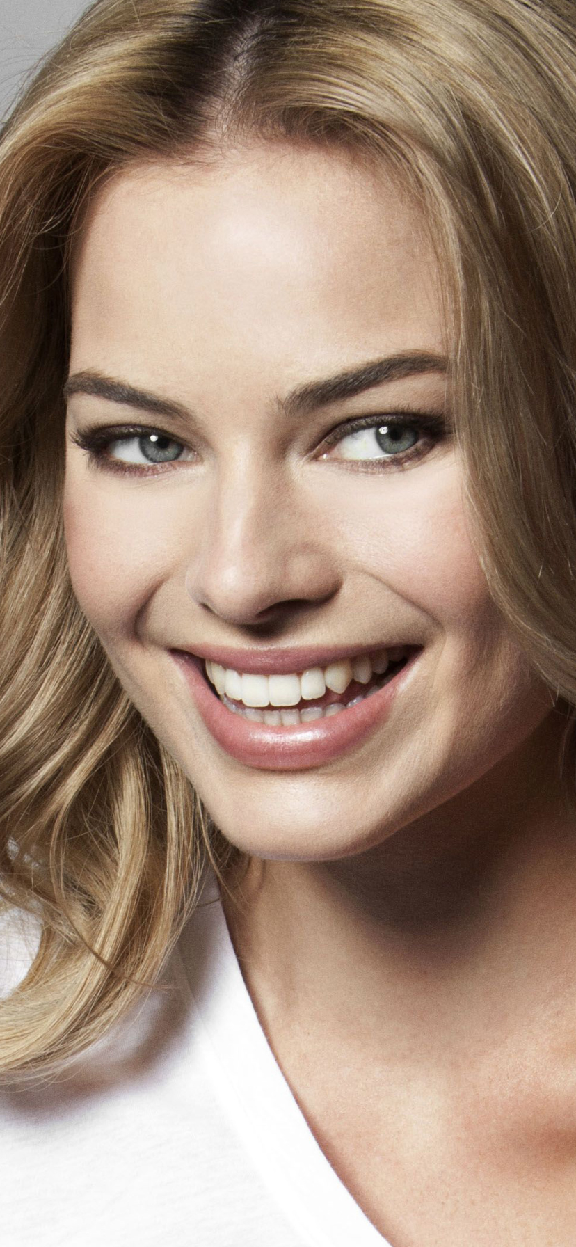 Handy-Wallpaper Lächeln, Blond, Blondinen, Berühmtheiten, Margot Robbie kostenlos herunterladen.