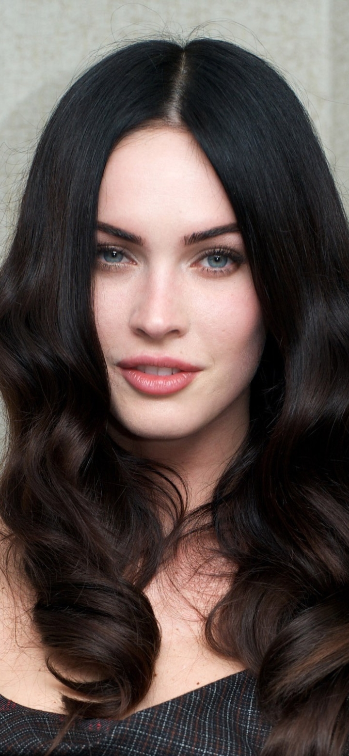 Handy-Wallpaper Megan Fox, Lächeln, Brünette, Blaue Augen, Amerikanisch, Berühmtheiten, Darstellerin kostenlos herunterladen.