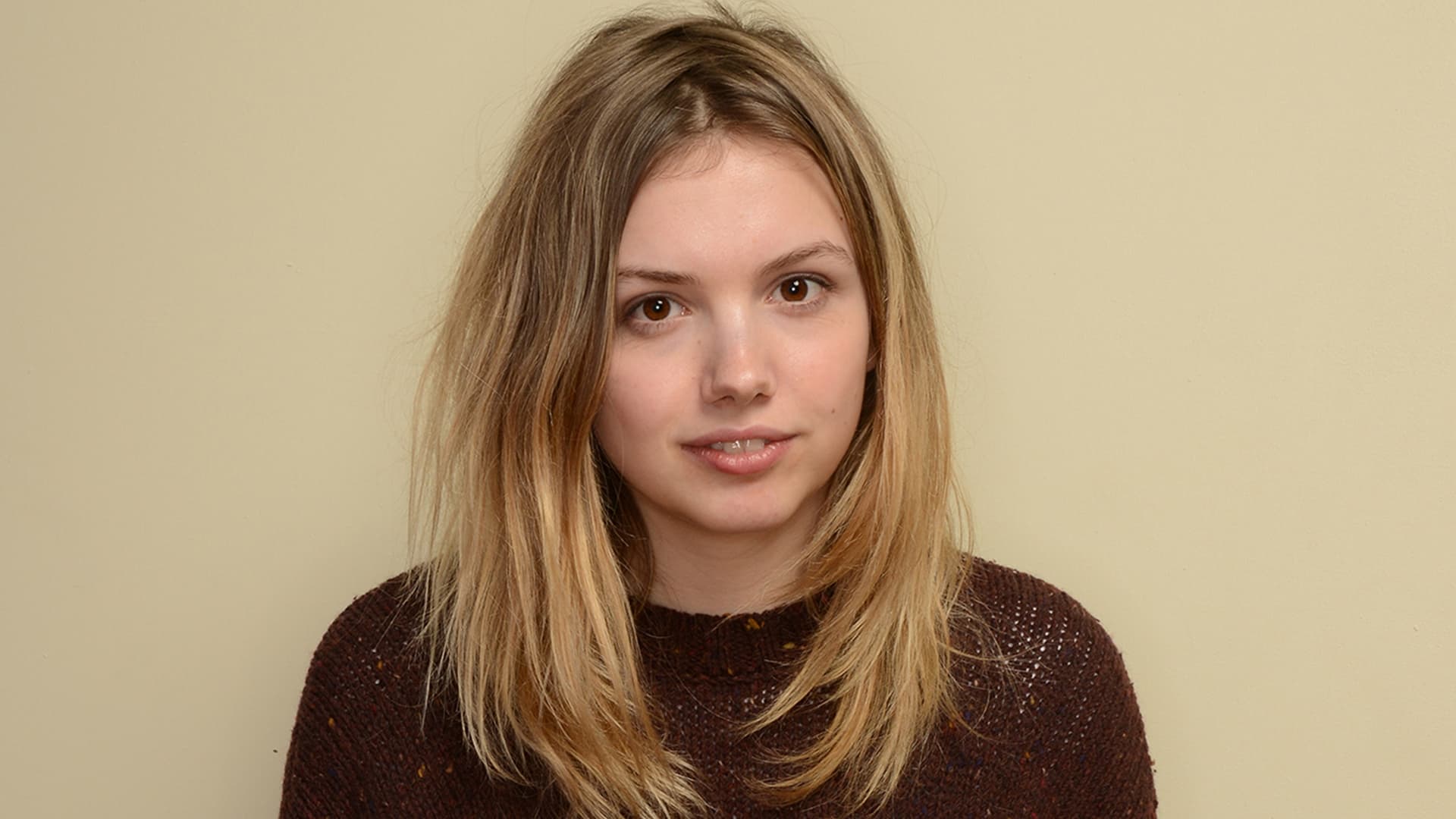 Download mobile wallpaper Blonde, Celebrity, Actress, Hannah Murray for free.