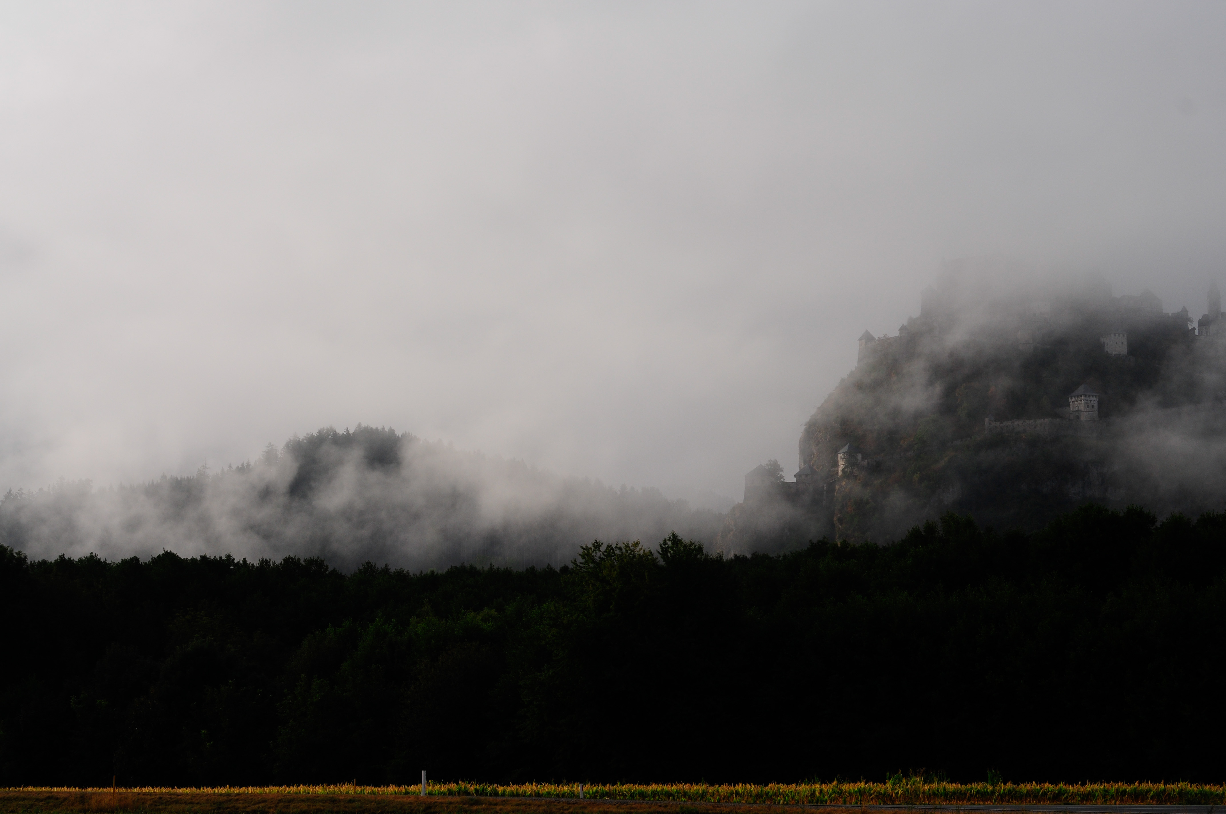 Скачать обои бесплатно Гора, Крепость, Природа, Туман, Лес картинка на рабочий стол ПК