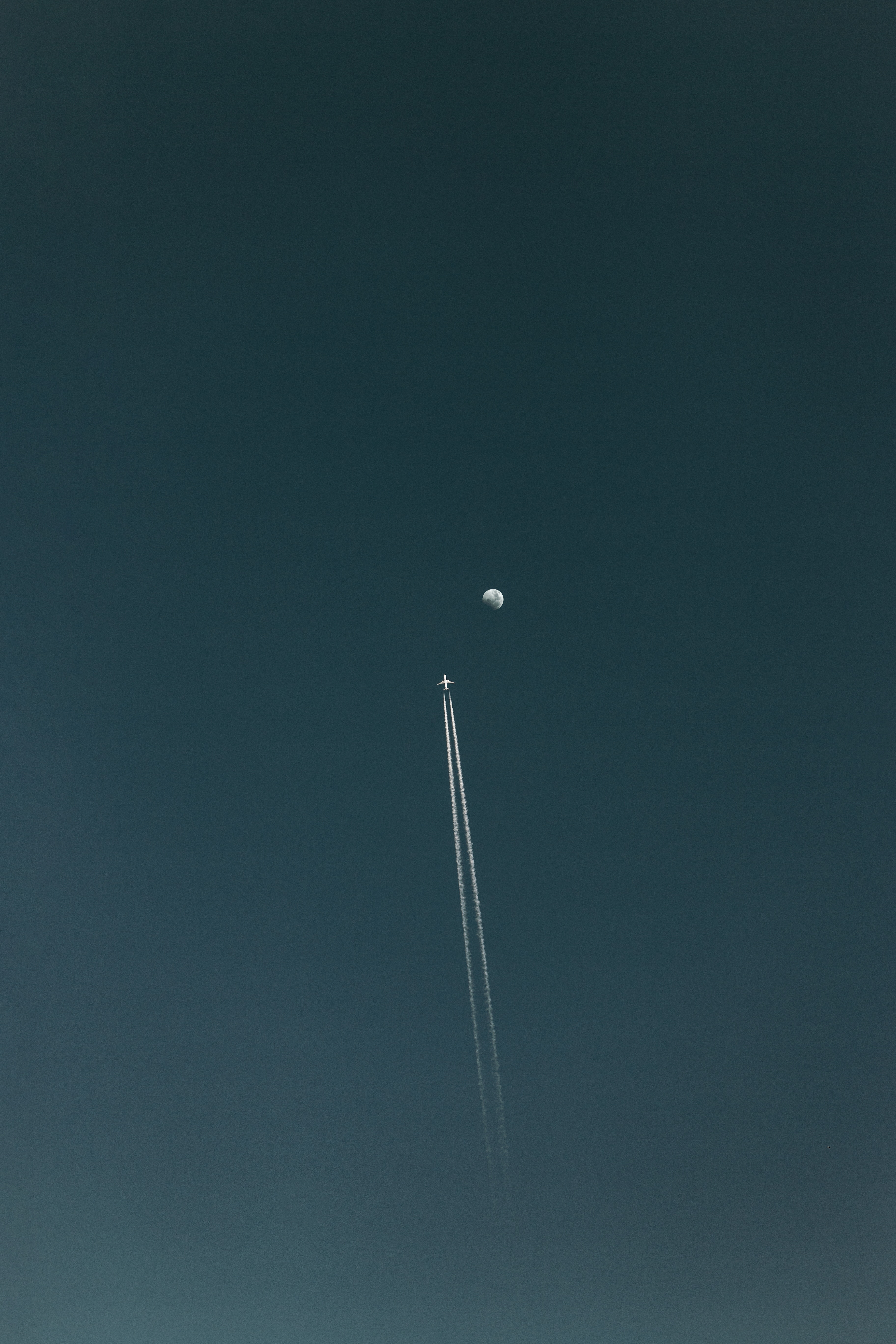 134098 скачать картинку самолет, луна, минимализм, небо, полет, след - обои и заставки бесплатно