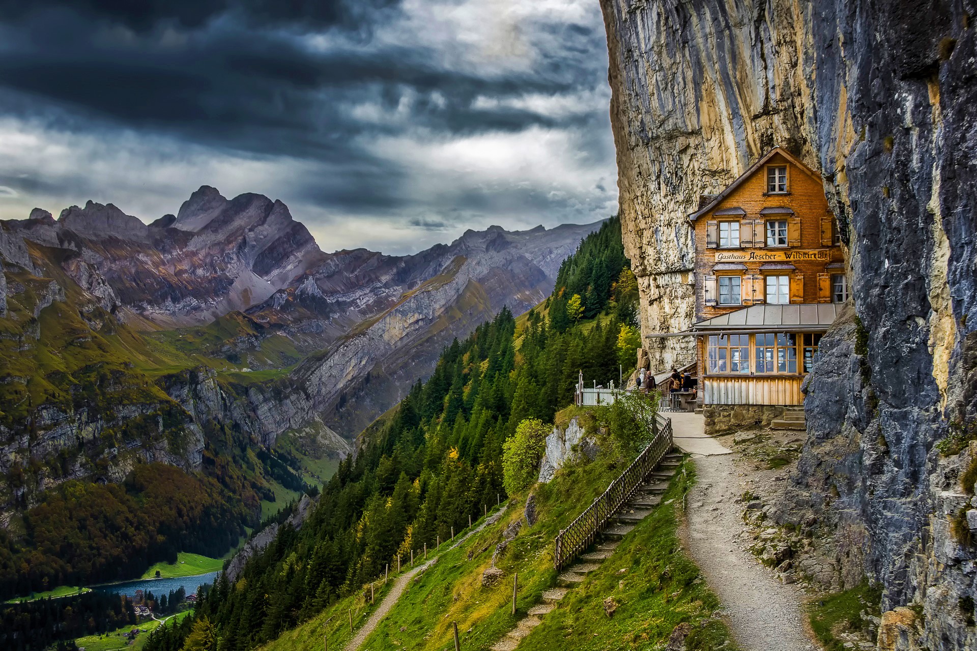 Laden Sie das Gebäude, Alpen, Klippe, Gebirge, Menschengemacht, Berggasthaus Aescher Wildkirchli-Bild kostenlos auf Ihren PC-Desktop herunter