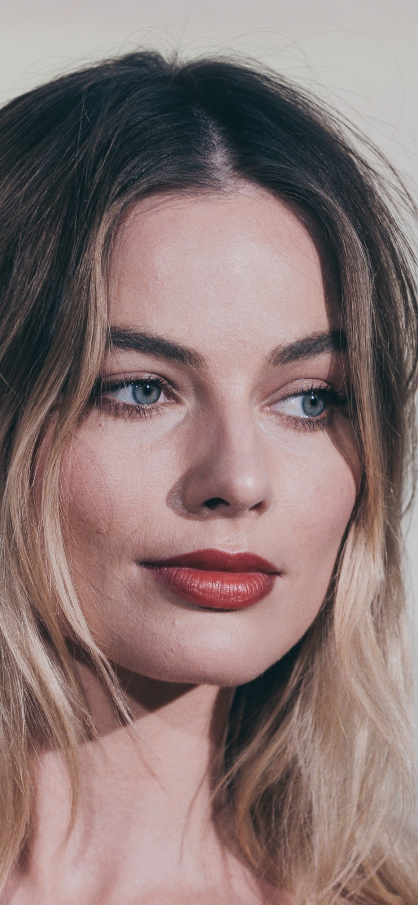 Download mobile wallpaper Blonde, Face, Blue Eyes, Celebrity, Actress, Lipstick, Australian, Margot Robbie for free.