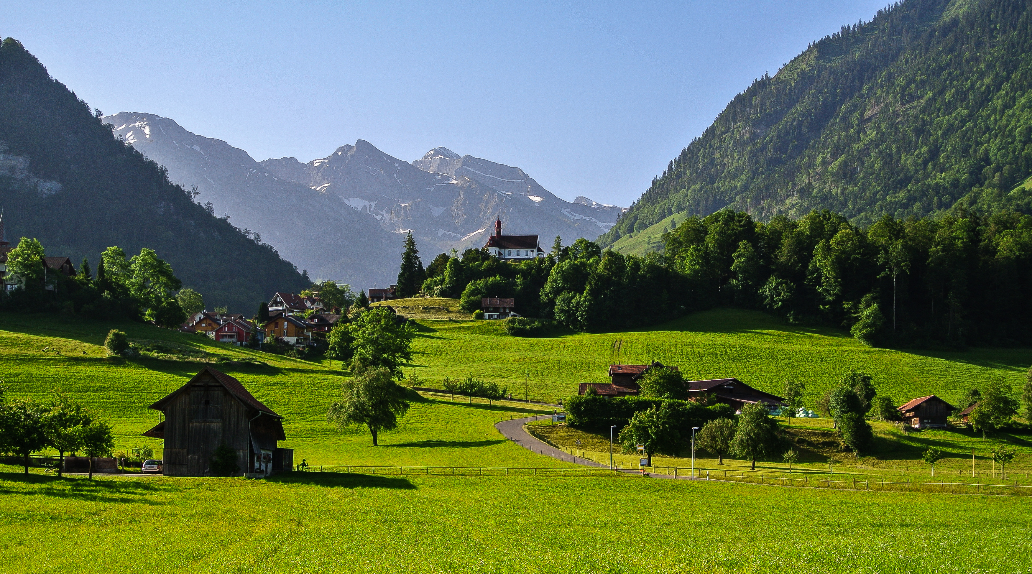 684553 télécharger le fond d'écran suisse, paysage, photographie, eglise, prairie, matin, montagne, vallée, village - économiseurs d'écran et images gratuitement
