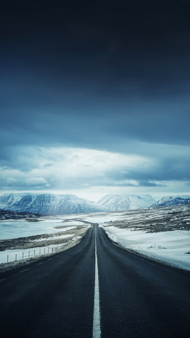 Скачать картинку Пейзаж, Зима, Снег, Гора, Дорога, Исландия, Ландшафт, Сделано Человеком в телефон бесплатно.