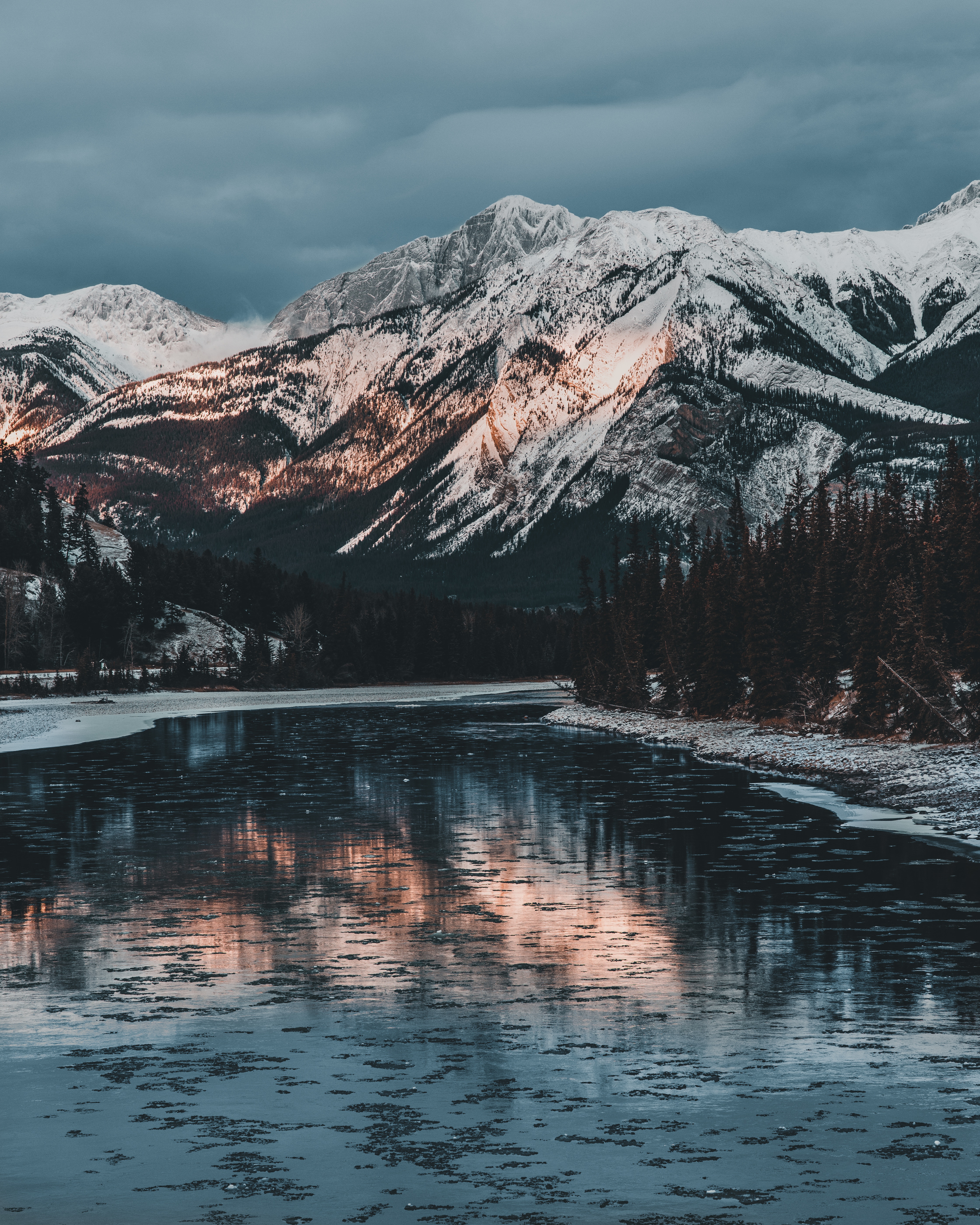 Скачать картинку Канада, Джаспер, Заснеженный, Снег, Горы, Природа, Озеро в телефон бесплатно.