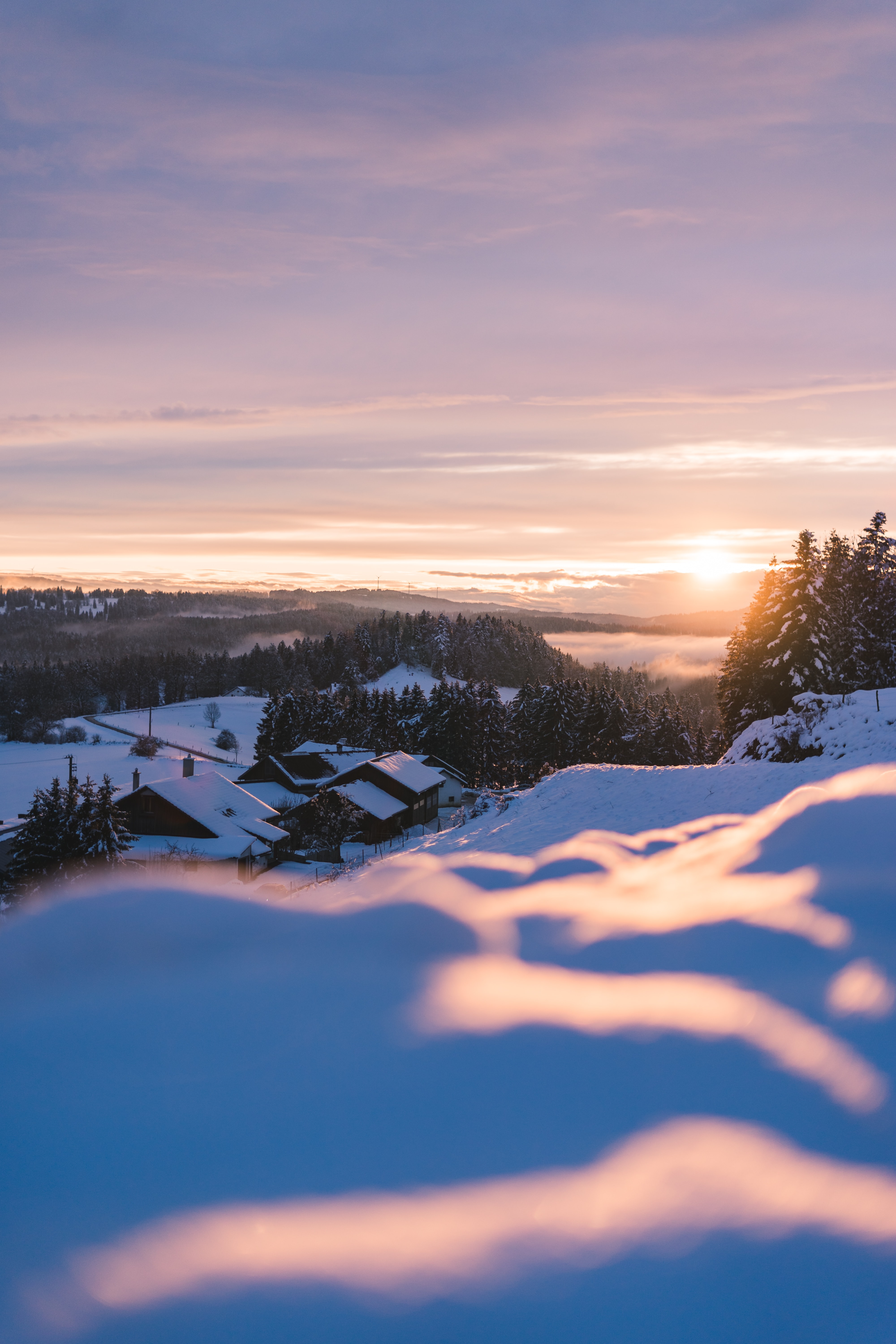 Handy-Wallpaper Natur, Sunset, Schnee, Landschaft, Winter, Häuser, Mountains kostenlos herunterladen.