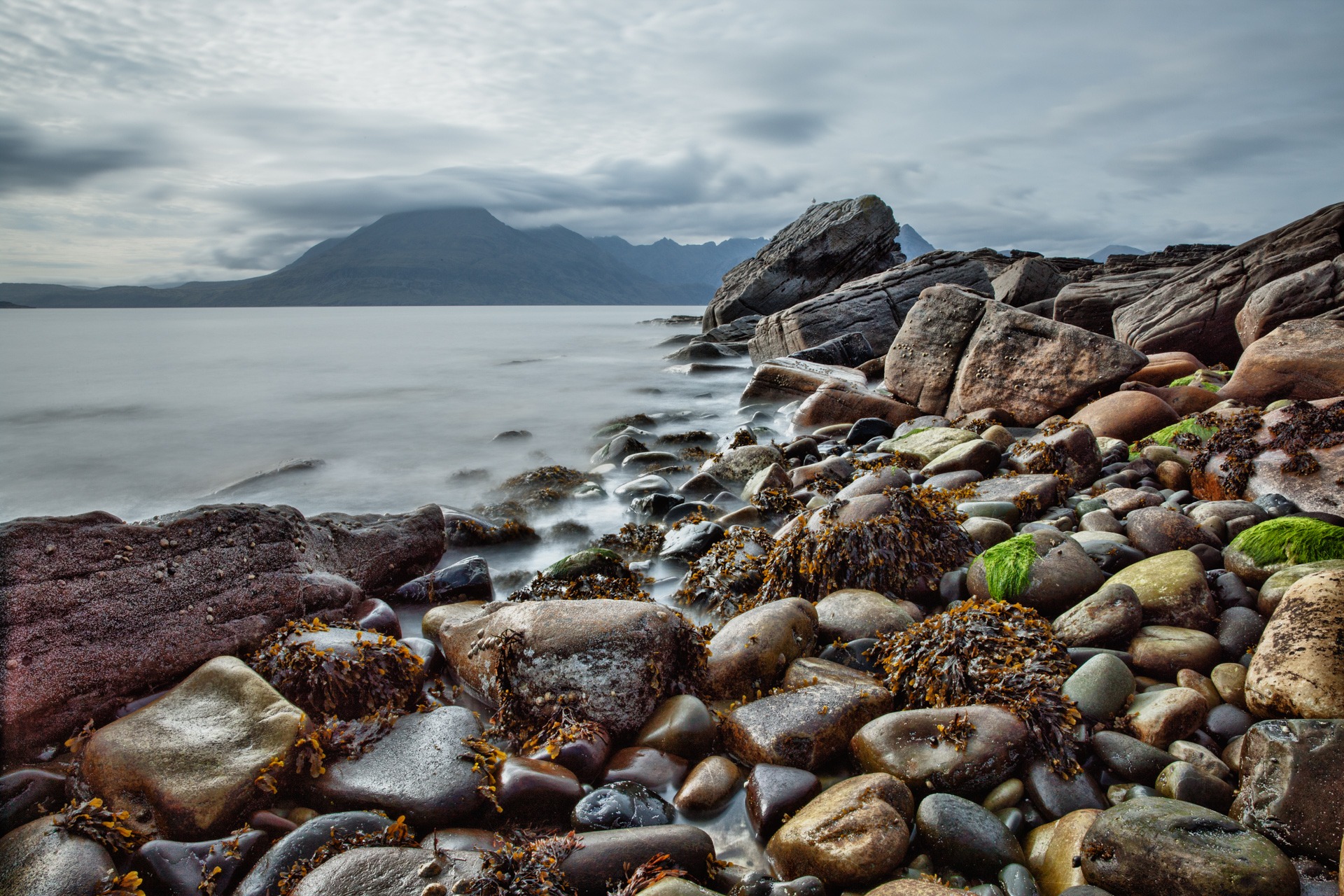 Handy-Wallpaper Stones, Natur, Mountains, Schottland, Sea kostenlos herunterladen.