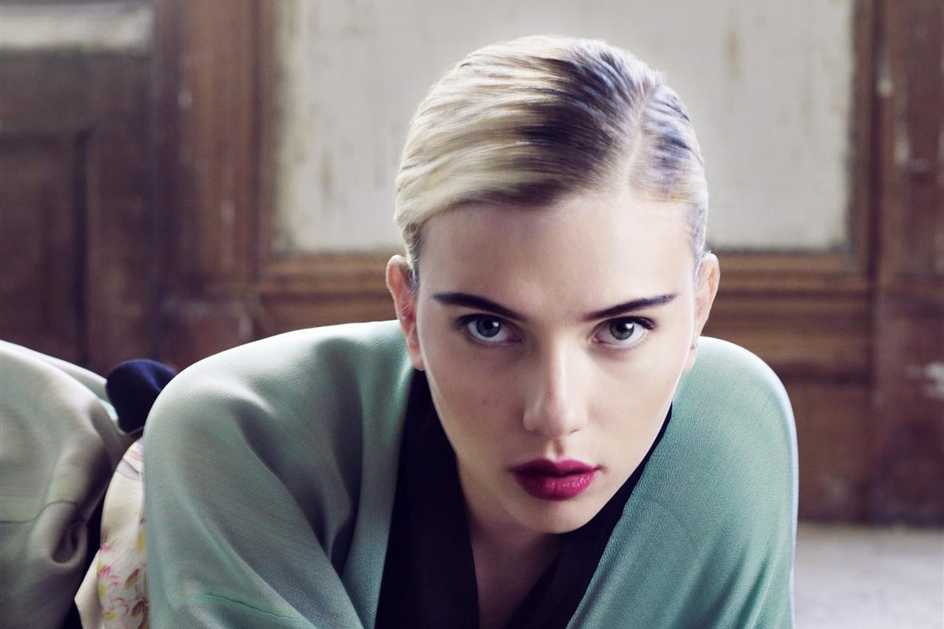 Download mobile wallpaper Scarlett Johansson, Blonde, Face, Celebrity, Actress, Lipstick for free.