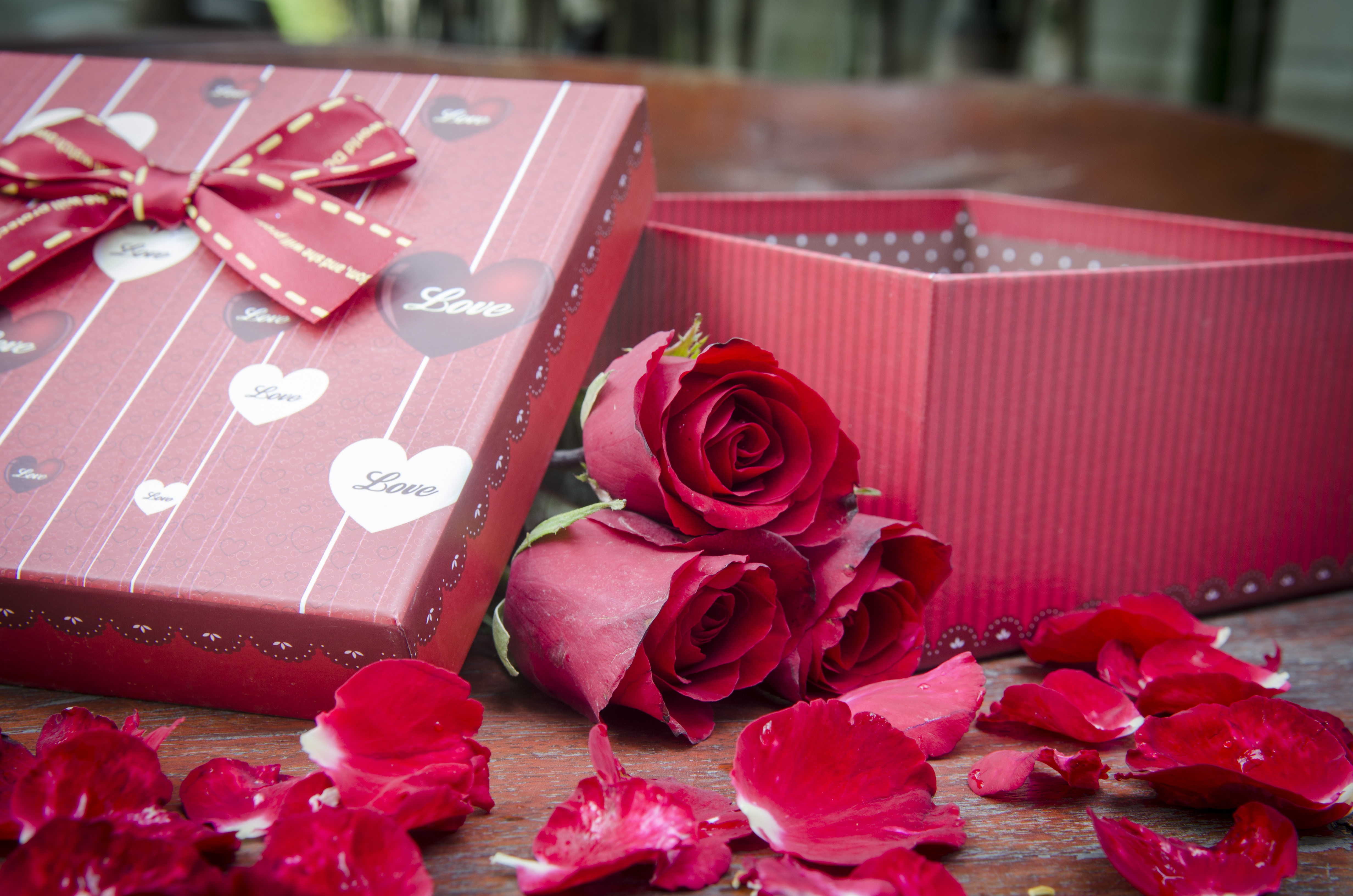 Laden Sie das Feiertage, Liebe, Valentinstag, Blume, Rose, Geschenk-Bild kostenlos auf Ihren PC-Desktop herunter