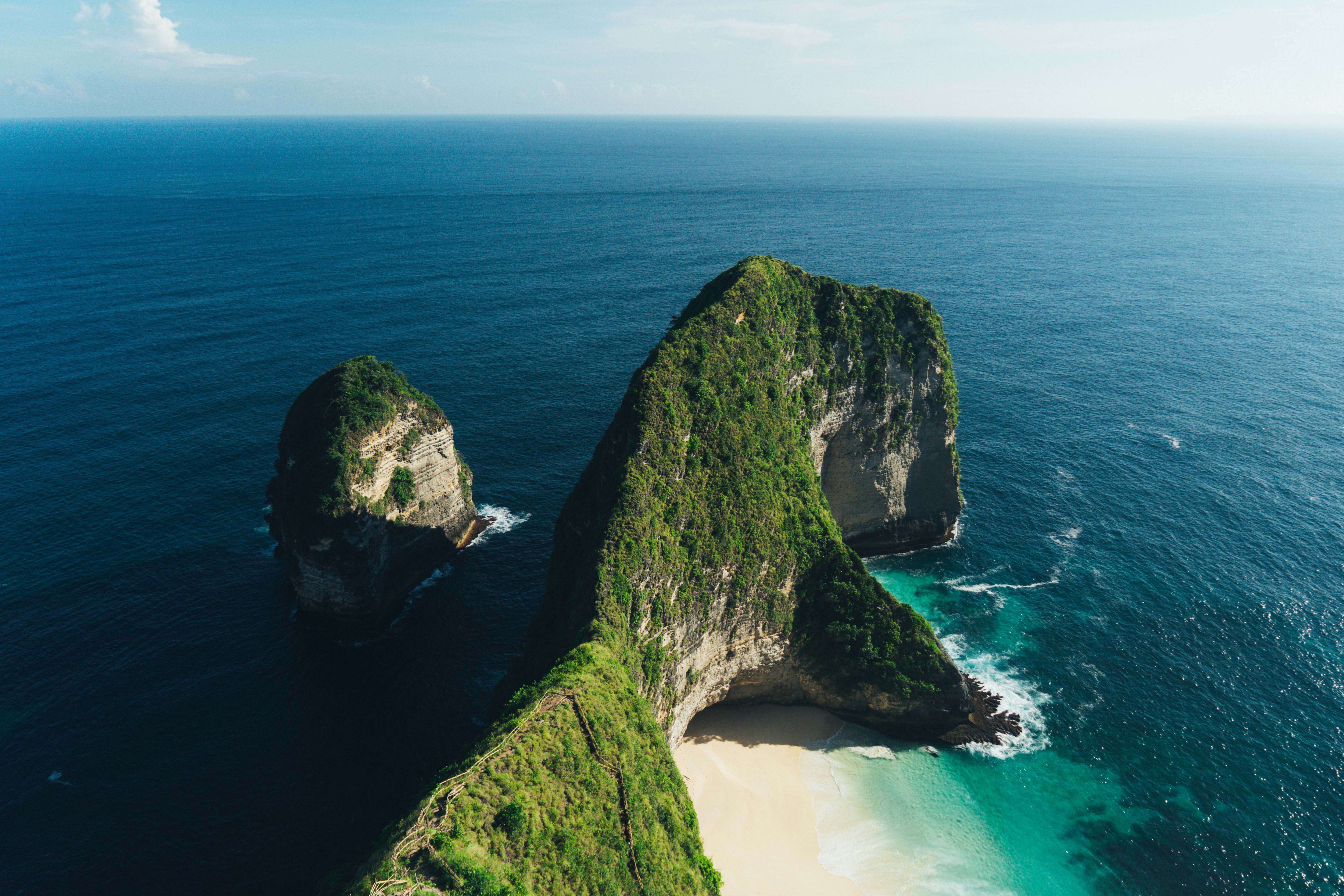 149684 скачать картинку индонезия, природа, пляж, скала, океан, остров - обои и заставки бесплатно
