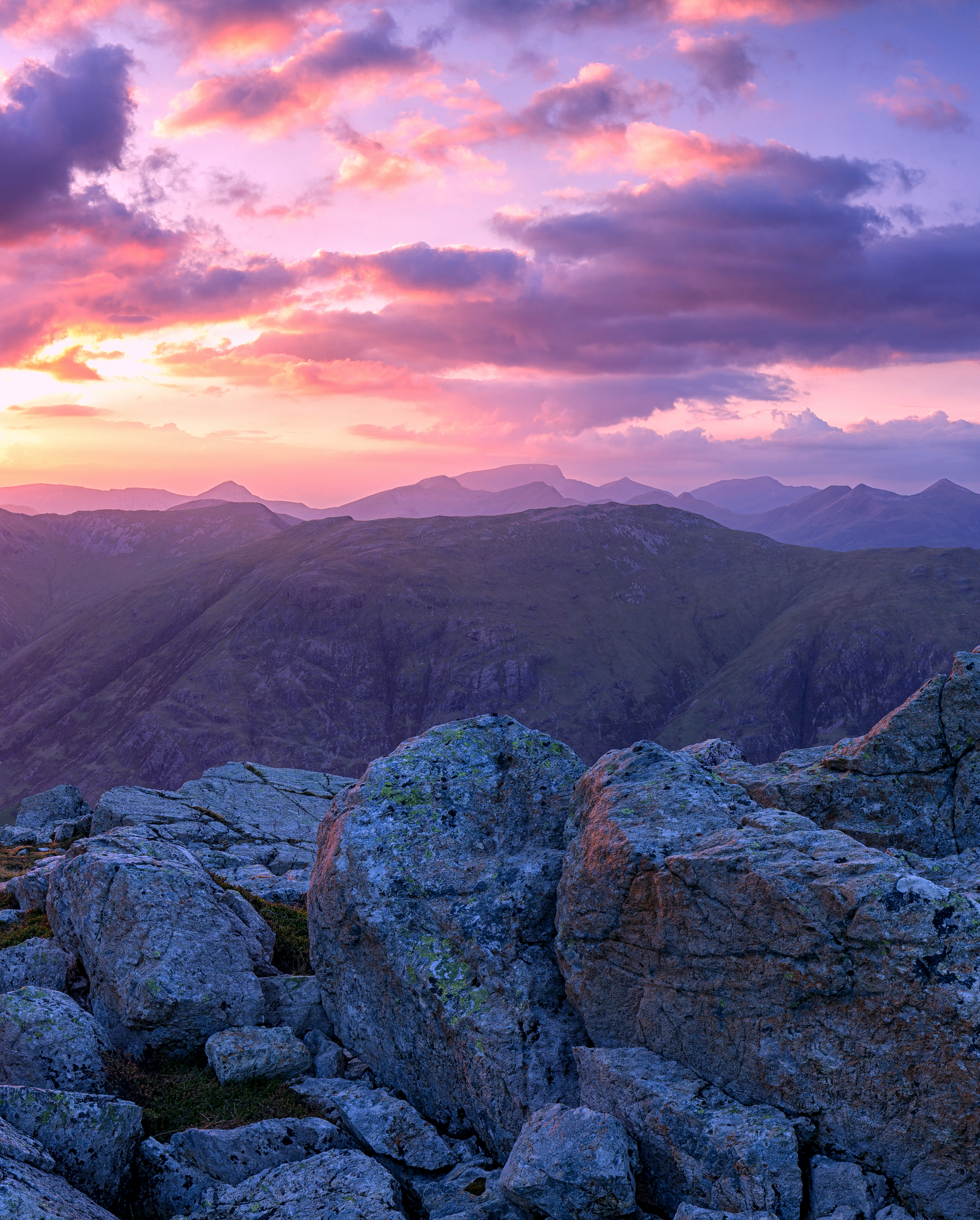 Handy-Wallpaper Natur, Mountains, Stones, Sky, Sunset, Schottland kostenlos herunterladen.