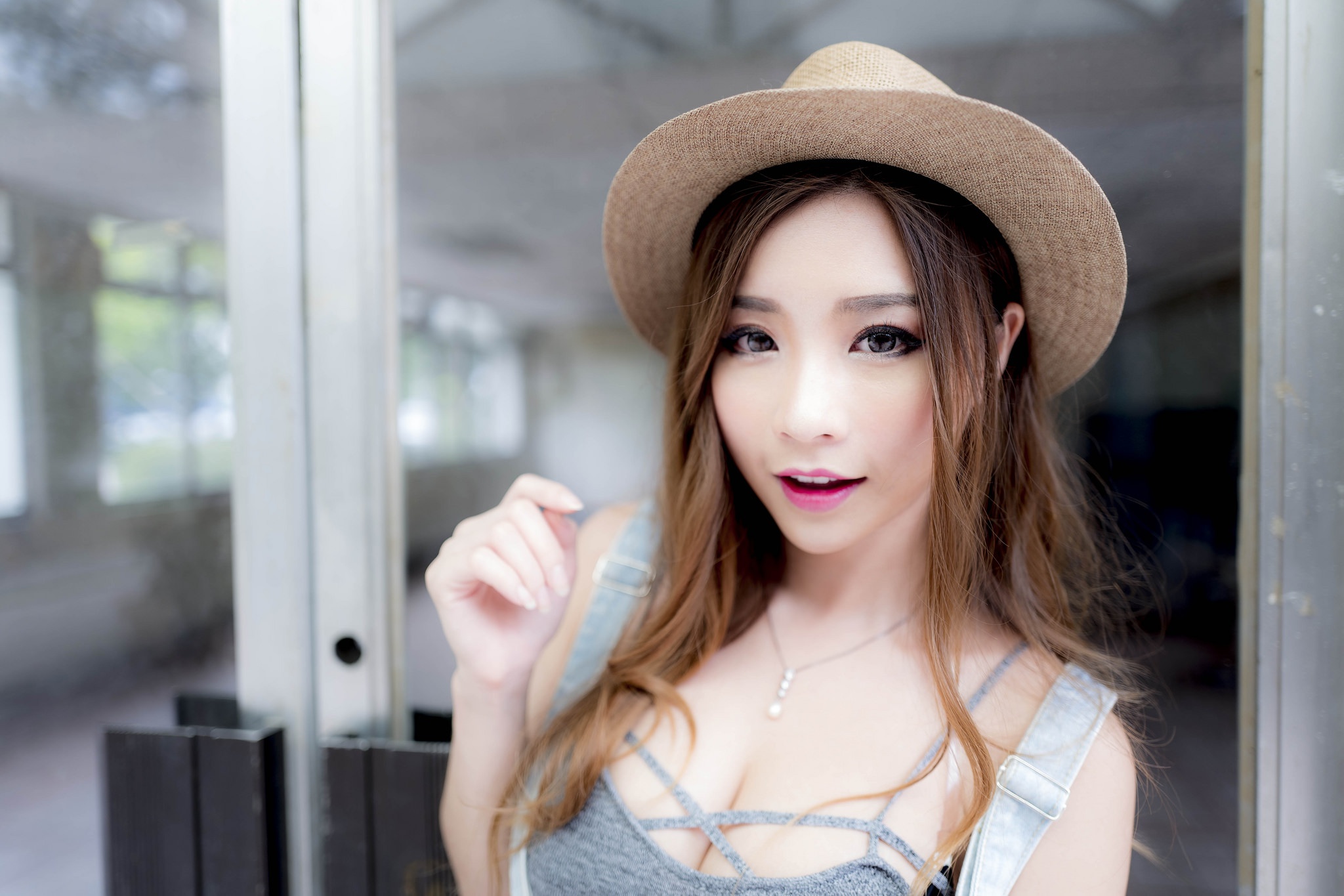 Free download wallpaper Smile, Hat, Brunette, Model, Women, Asian on your PC desktop