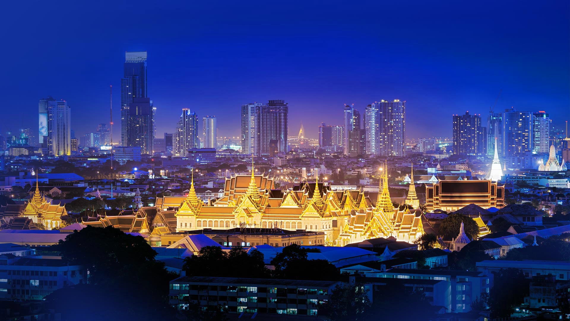411023 скачать обои сделано человеком, бангкок, здание, город, большой дворец, свет, ночь, небоскрёб, таиланд, города - заставки и картинки бесплатно