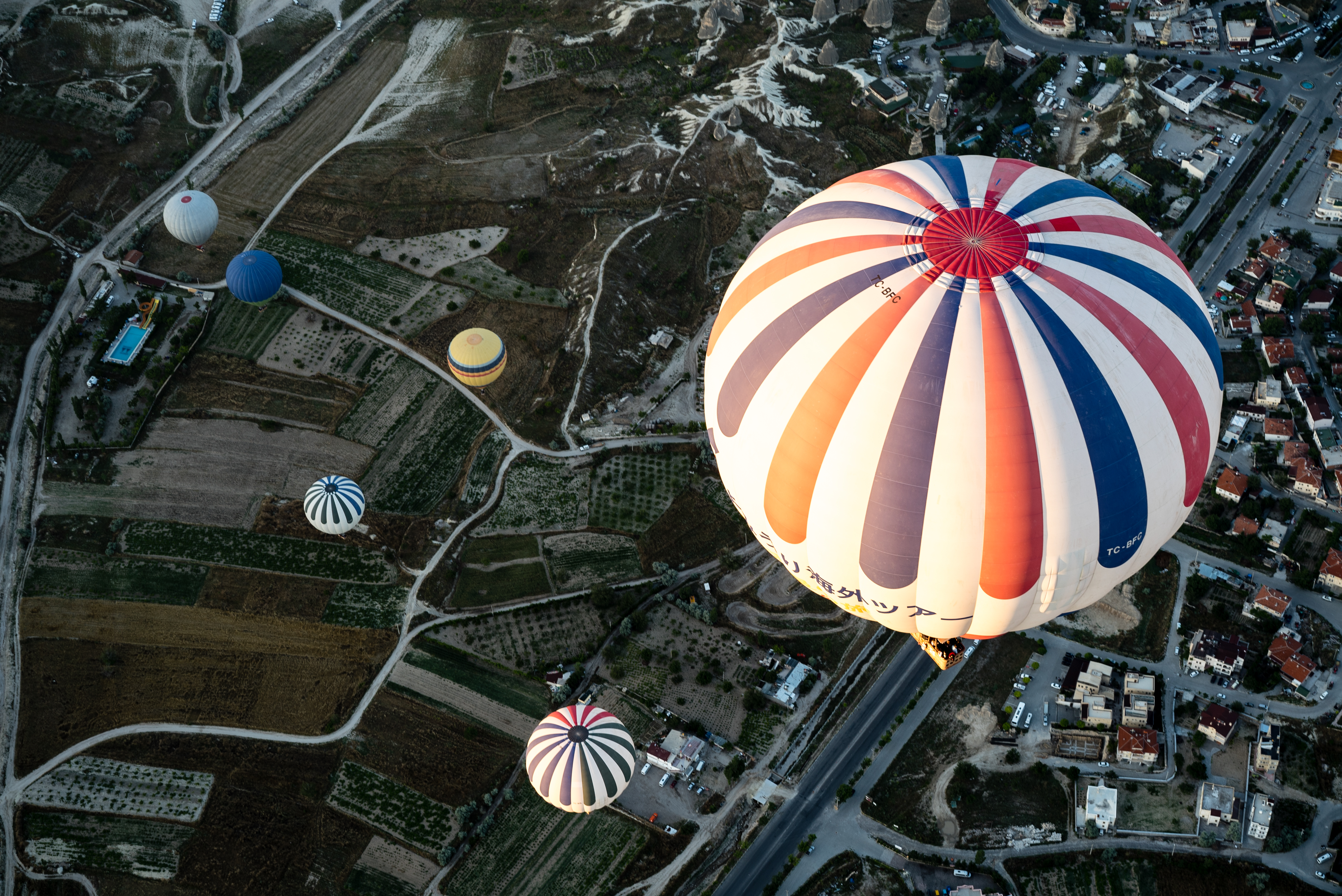 Handy-Wallpaper Fahrzeuge, Heißluftballon, Luftbildfotografie kostenlos herunterladen.