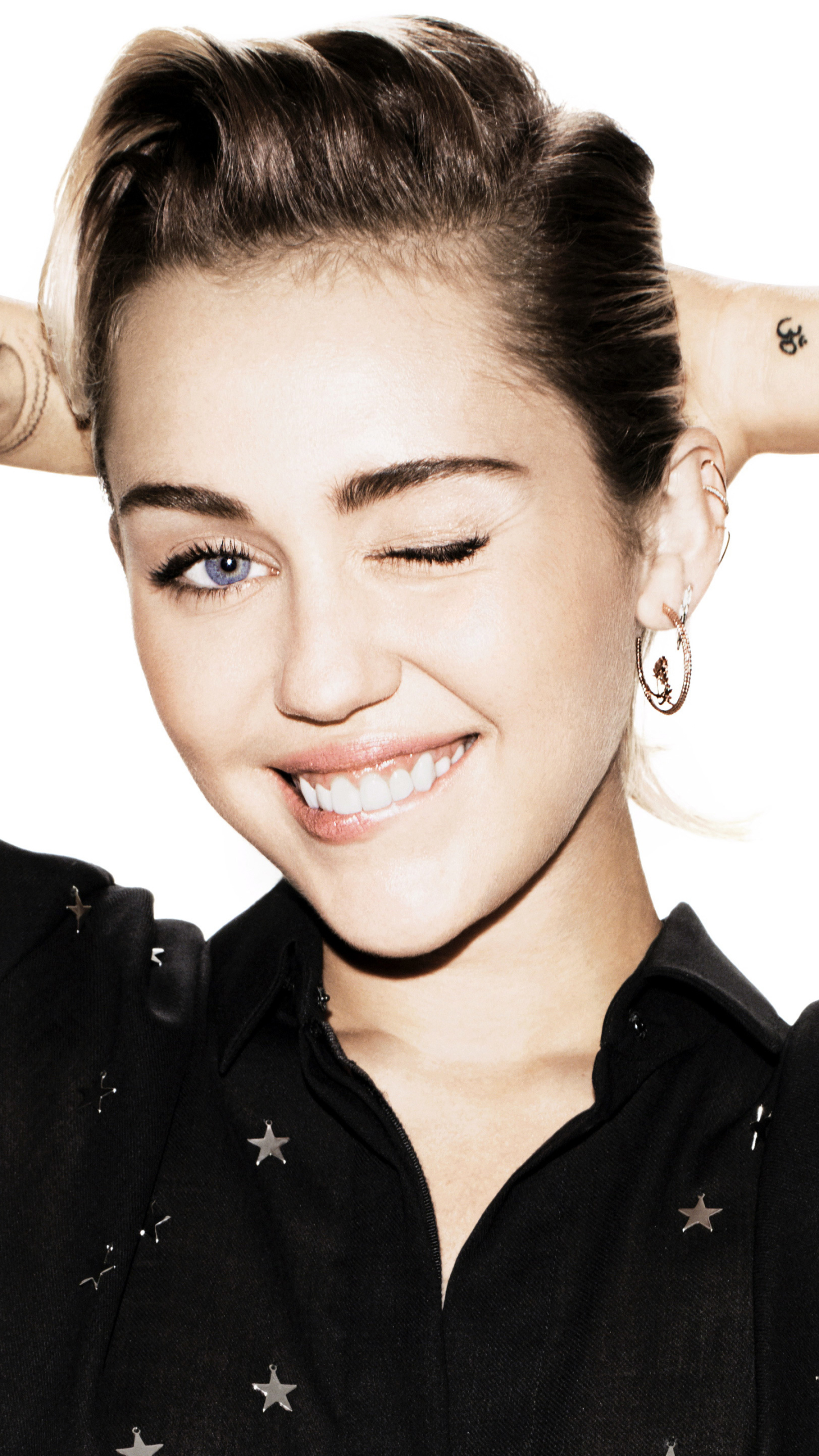 Download mobile wallpaper Music, Smile, Tattoo, Singer, Brunette, Blue Eyes, American, Wink, Miley Cyrus, Actress for free.