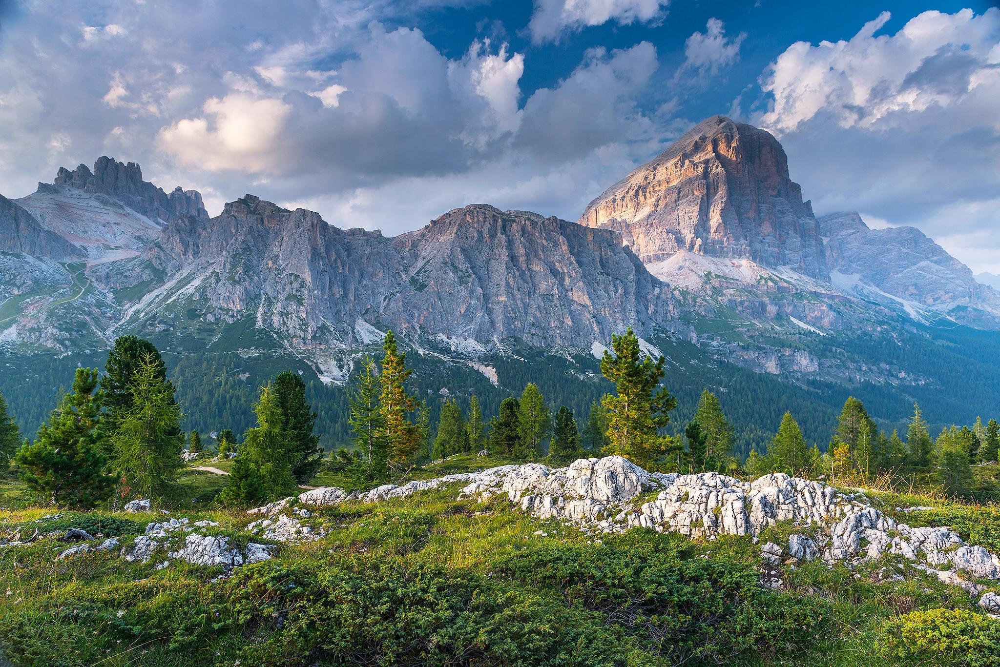 Handy-Wallpaper Natur, Italien, Alpen, Klippe, Gebirge, Wolke, Dolomiten, Berge, Erde/natur kostenlos herunterladen.