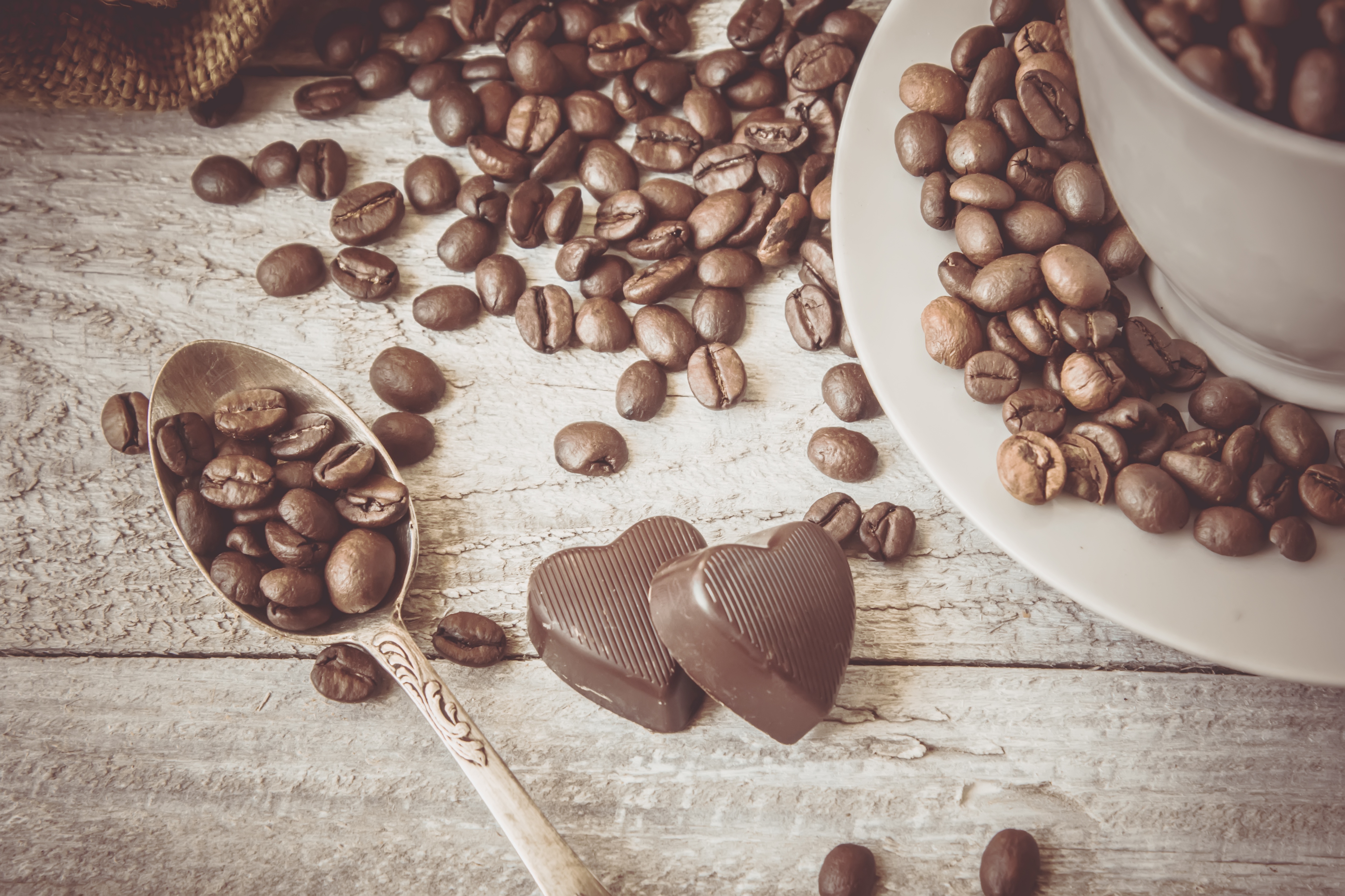 Handy-Wallpaper Schokolade, Kaffeebohnen, Nahrungsmittel, Stillleben, Kaffee, Herzförmig kostenlos herunterladen.