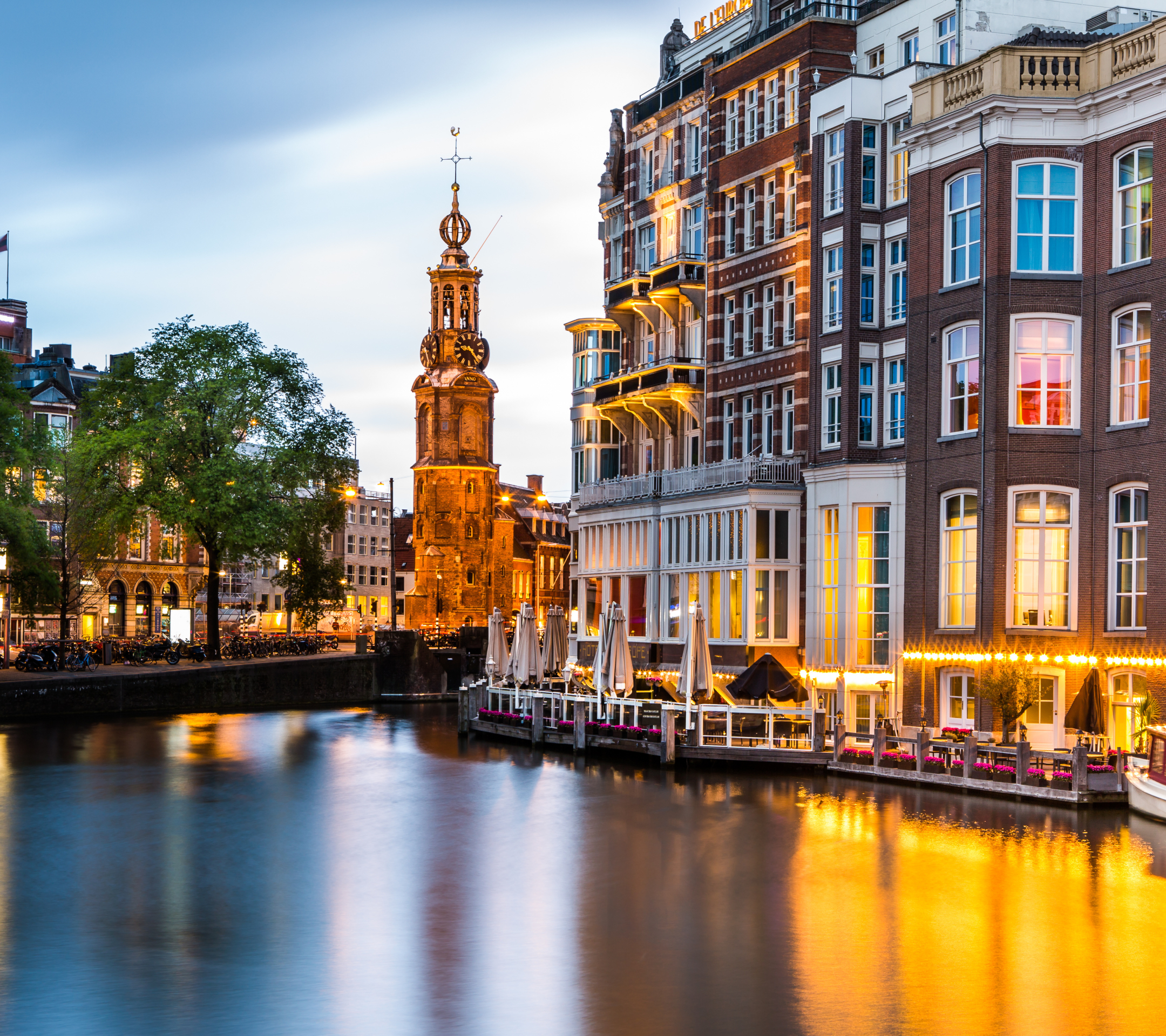 Скачати мобільні шпалери Міста, Місто, Світло, Човен, Нідерланди, Канал, Амстердам, Створено Людиною, Рефлексія безкоштовно.