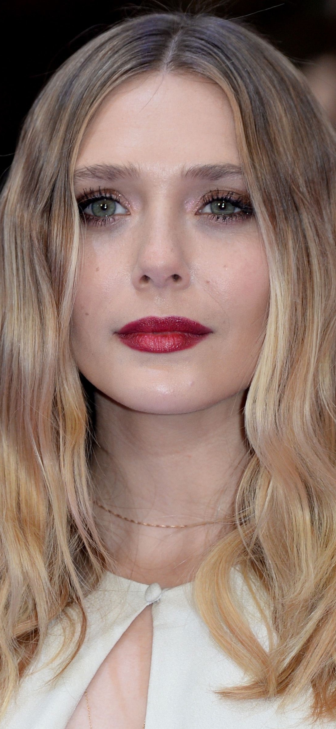 Download mobile wallpaper Blonde, Face, Green Eyes, American, Celebrity, Actress, Lipstick, Elizabeth Olsen for free.