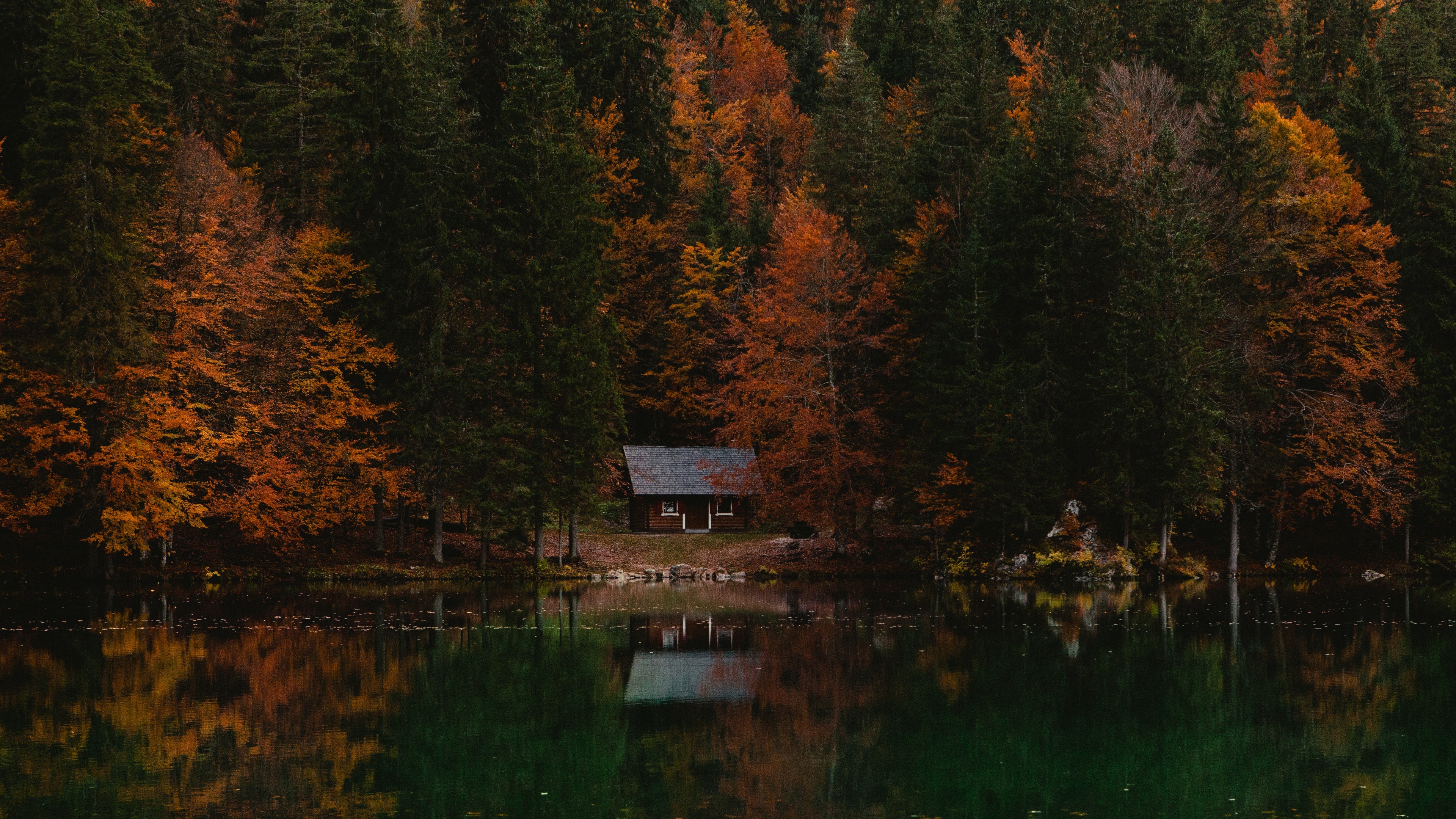 Скачать картинку Осень, Озера, Италия, Озеро, Отражение, Лес, Домик, Фотографии в телефон бесплатно.