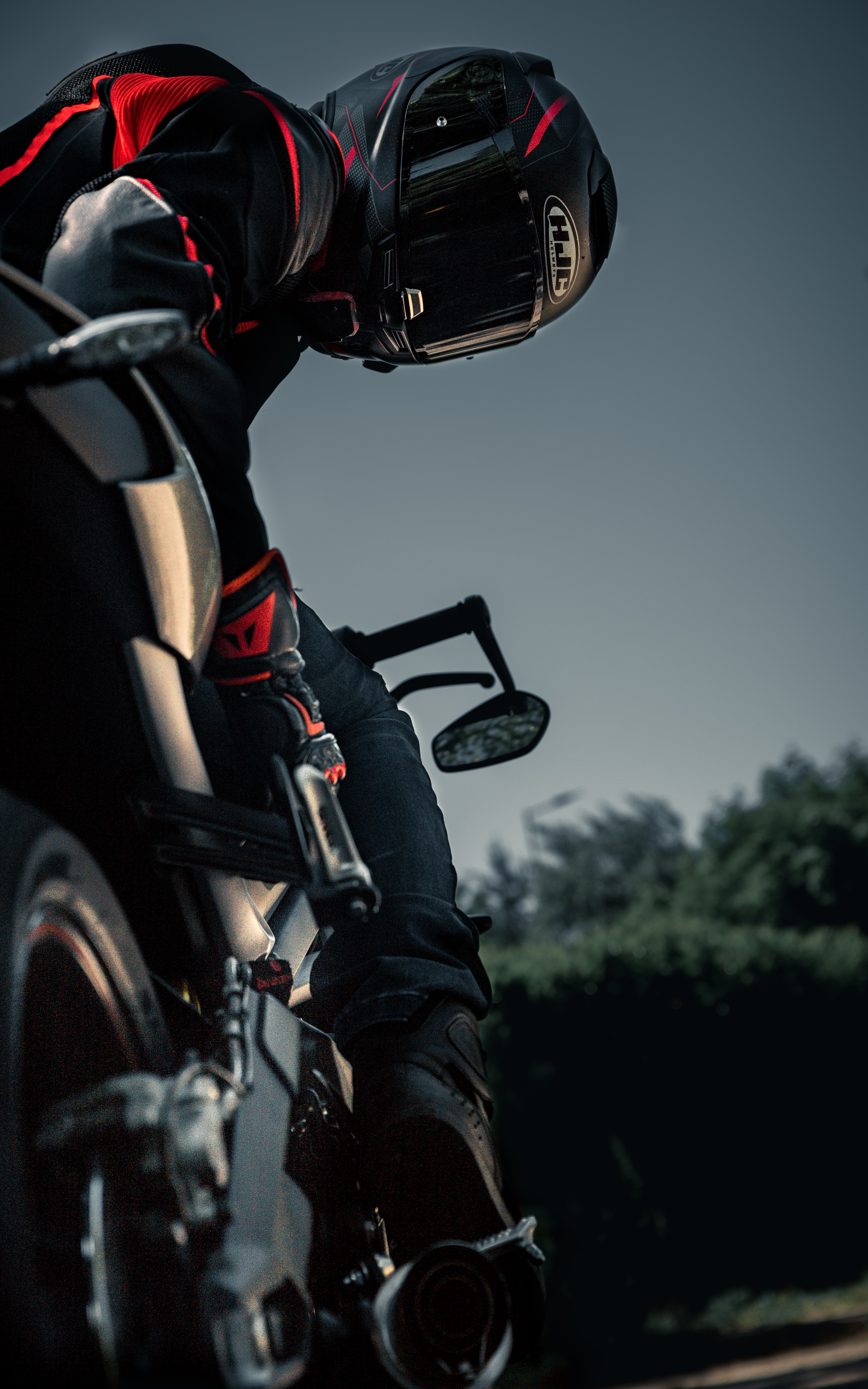 79674 descargar fondo de pantalla motociclista, motocicletas, casco, motocicleta, equipo, vestimenta: protectores de pantalla e imágenes gratis