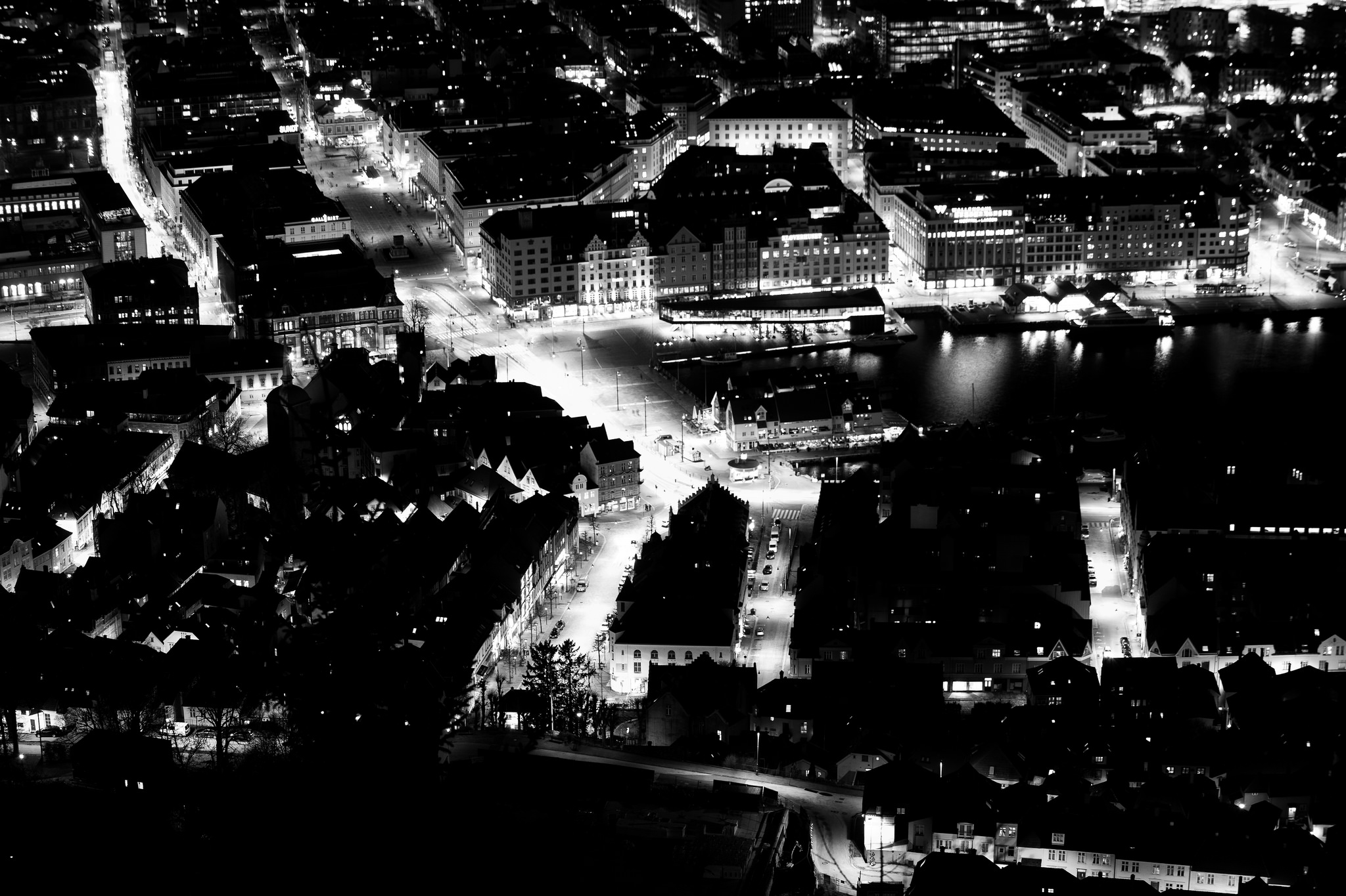 Descarga gratis la imagen Ciudades, Noche, Ciudad, Luz, Paisaje Urbano, Noruega, Blanco Y Negro, Hecho Por El Hombre, Bergen en el escritorio de tu PC