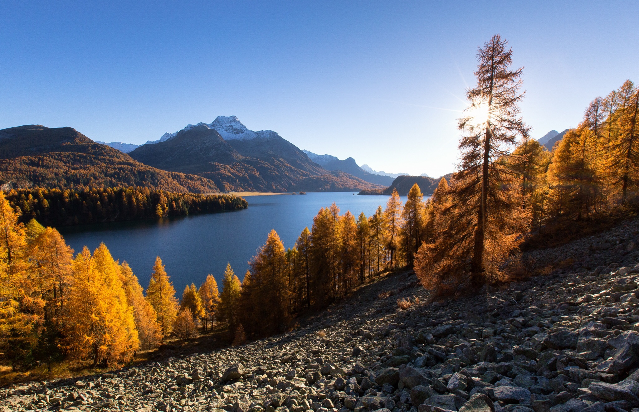 Скачать картинку Природа, Осень, Озера, Озеро, Дерево, Камень, Ландшафт, Земля/природа в телефон бесплатно.