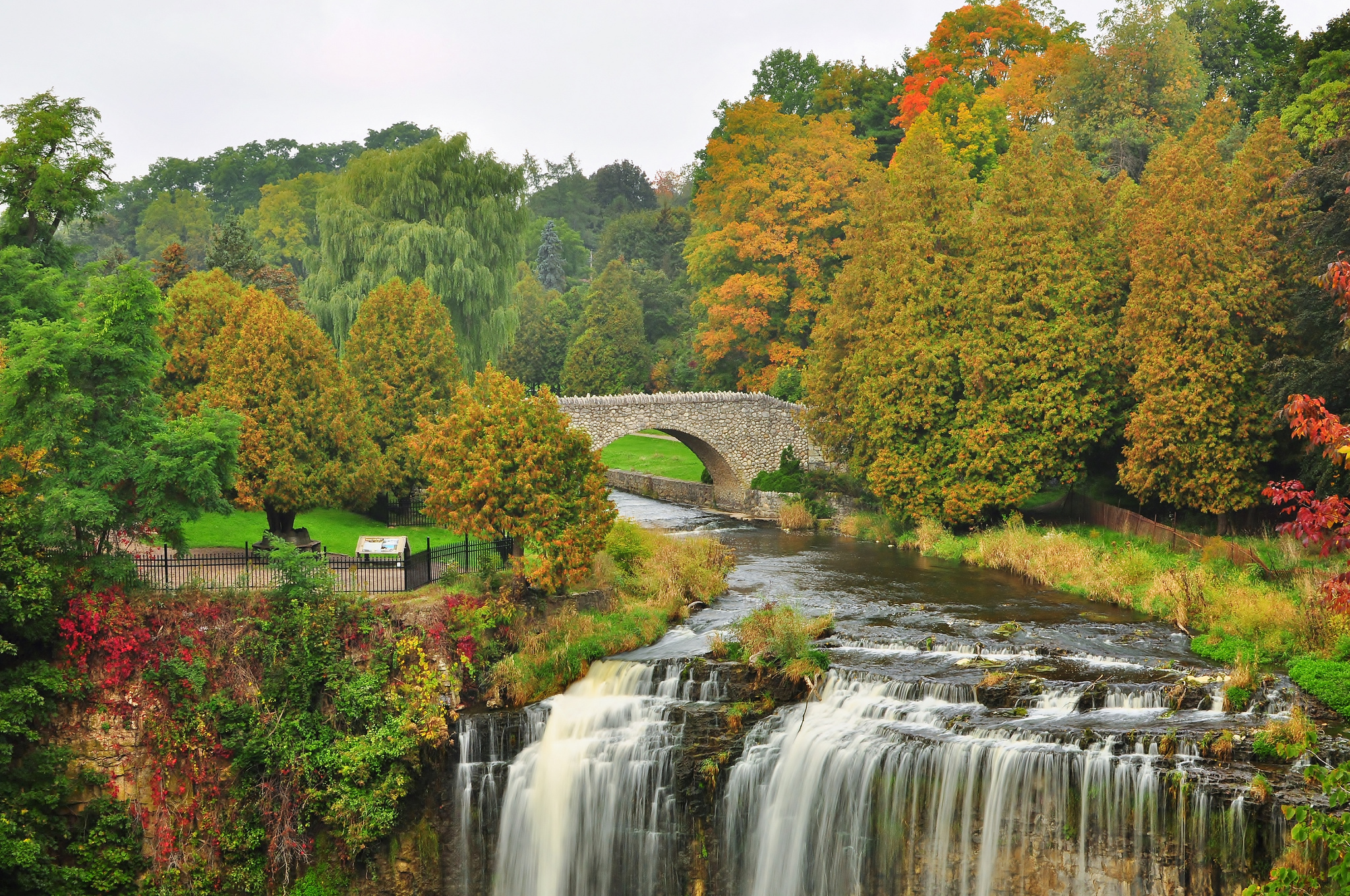 Скачать картинку Осень, Водопады, Водопад, Дерево, Мост, Земля/природа в телефон бесплатно.