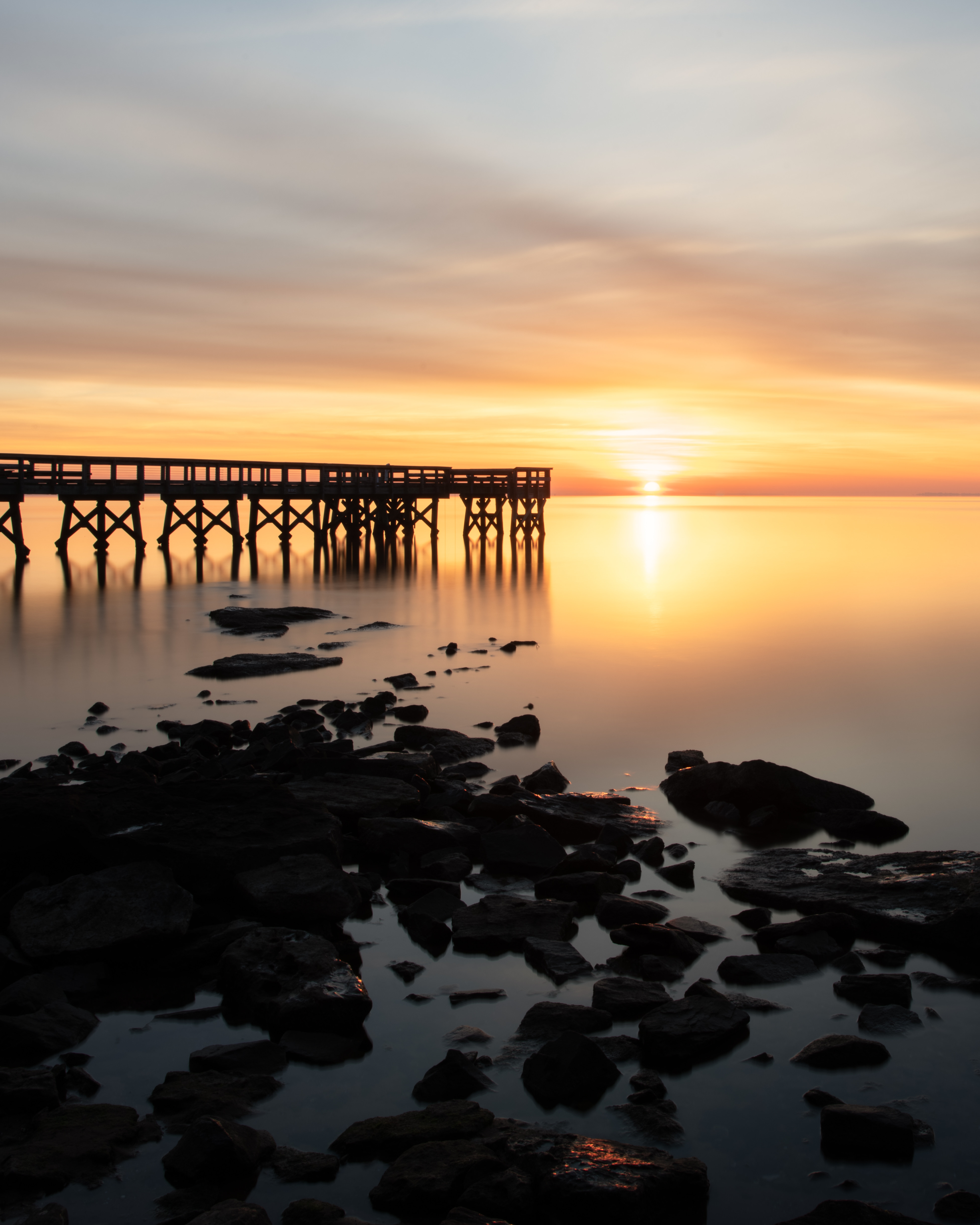 147571 Hintergrundbild herunterladen sea, pier, natur, sunset, stones, horizont, seebrücke - Bildschirmschoner und Bilder kostenlos
