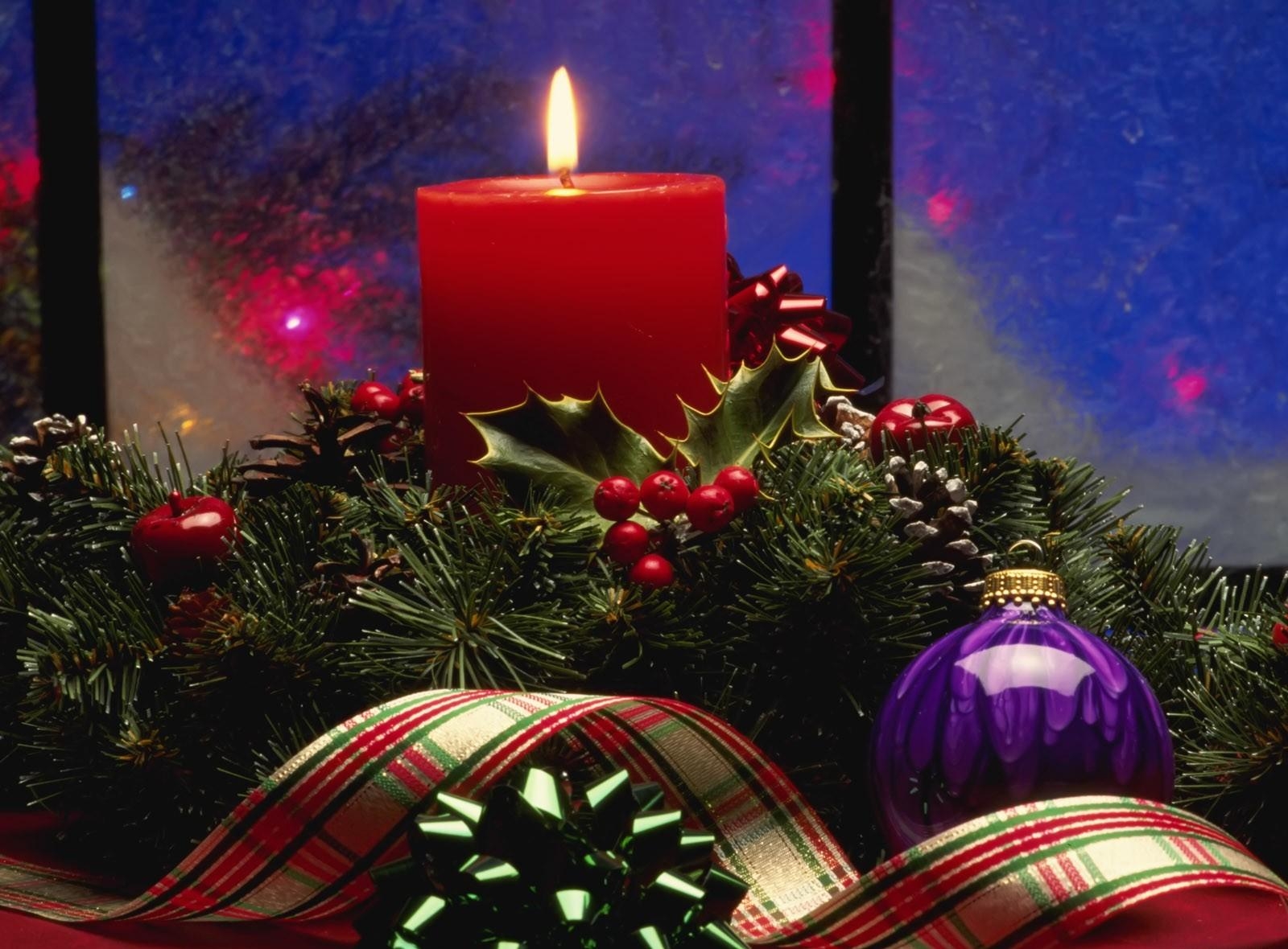 91161 Hintergrundbild herunterladen weihnachtsschmuck, feiertage, nadeln, urlaub, ast, zweig, band, weihnachtsbaum spielzeug, kerze - Bildschirmschoner und Bilder kostenlos