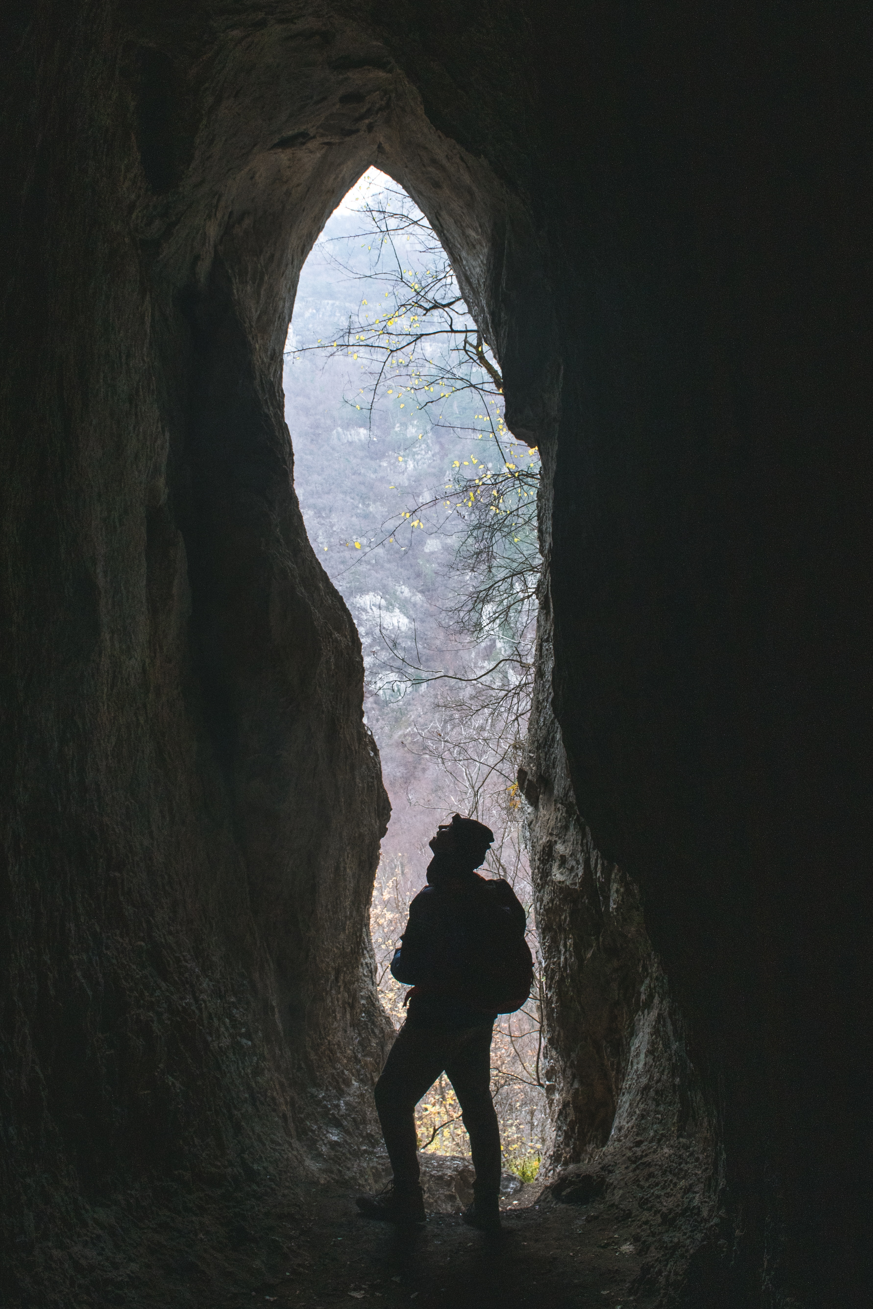 116141 скачать обои пещера, природа, скала, разное, темный, человек - заставки и картинки бесплатно