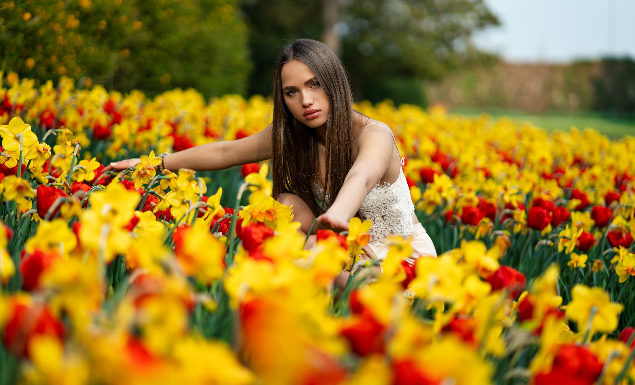 Laden Sie das Blume, Modell, Frauen, Gelbe Blume, Schwarzes Haar, Tiefenschärfe-Bild kostenlos auf Ihren PC-Desktop herunter