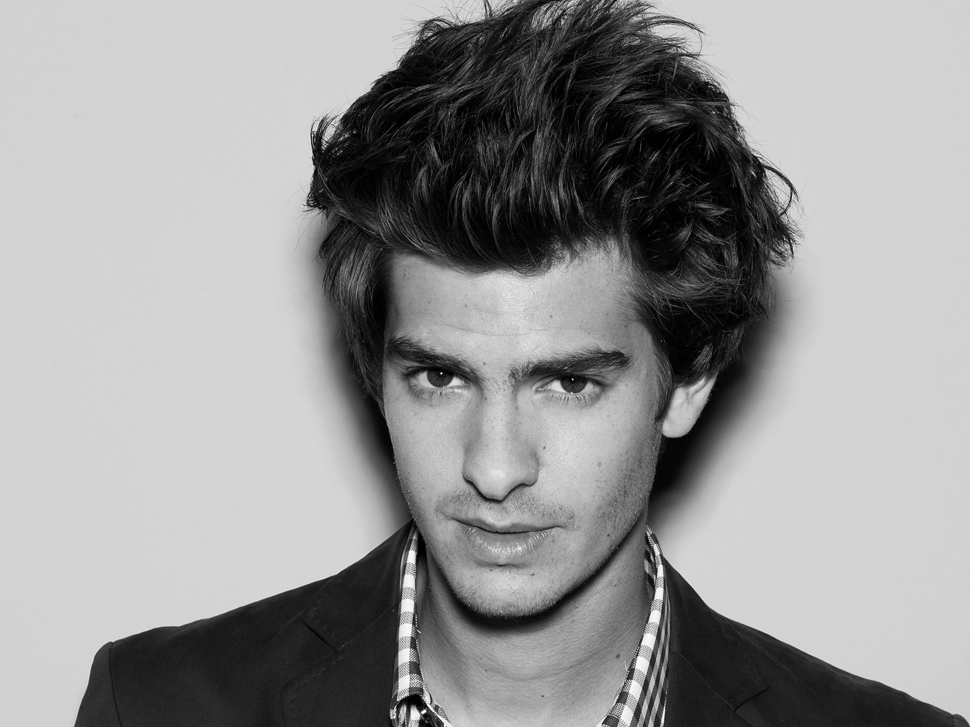 Free download wallpaper Face, American, Celebrity, Black & White, Actor, Andrew Garfield on your PC desktop