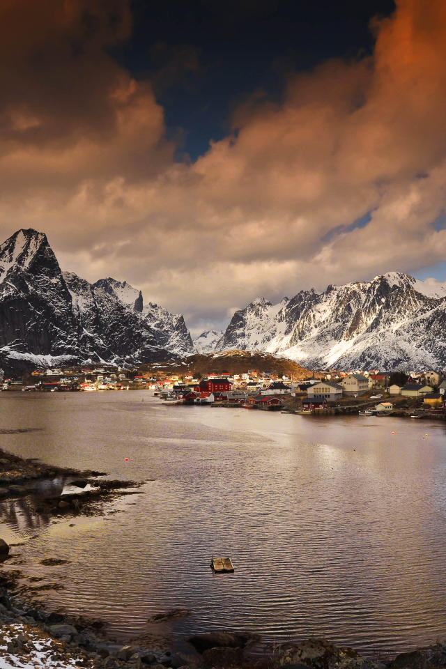 Handy-Wallpaper Landschaft, Berg, Dorf, Gebirge, Norwegen, Wolke, Fotografie, Lofoten, Sonnenuntergang, Lofoten Inseln kostenlos herunterladen.