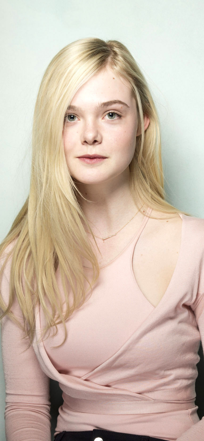 Download mobile wallpaper American, Celebrity, Actress, Elle Fanning for free.