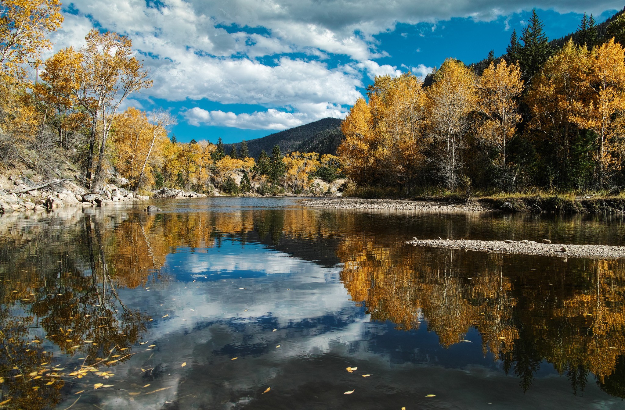 Скачать картинку Озера, Озеро, Осень, Дерево, Земля/природа в телефон бесплатно.