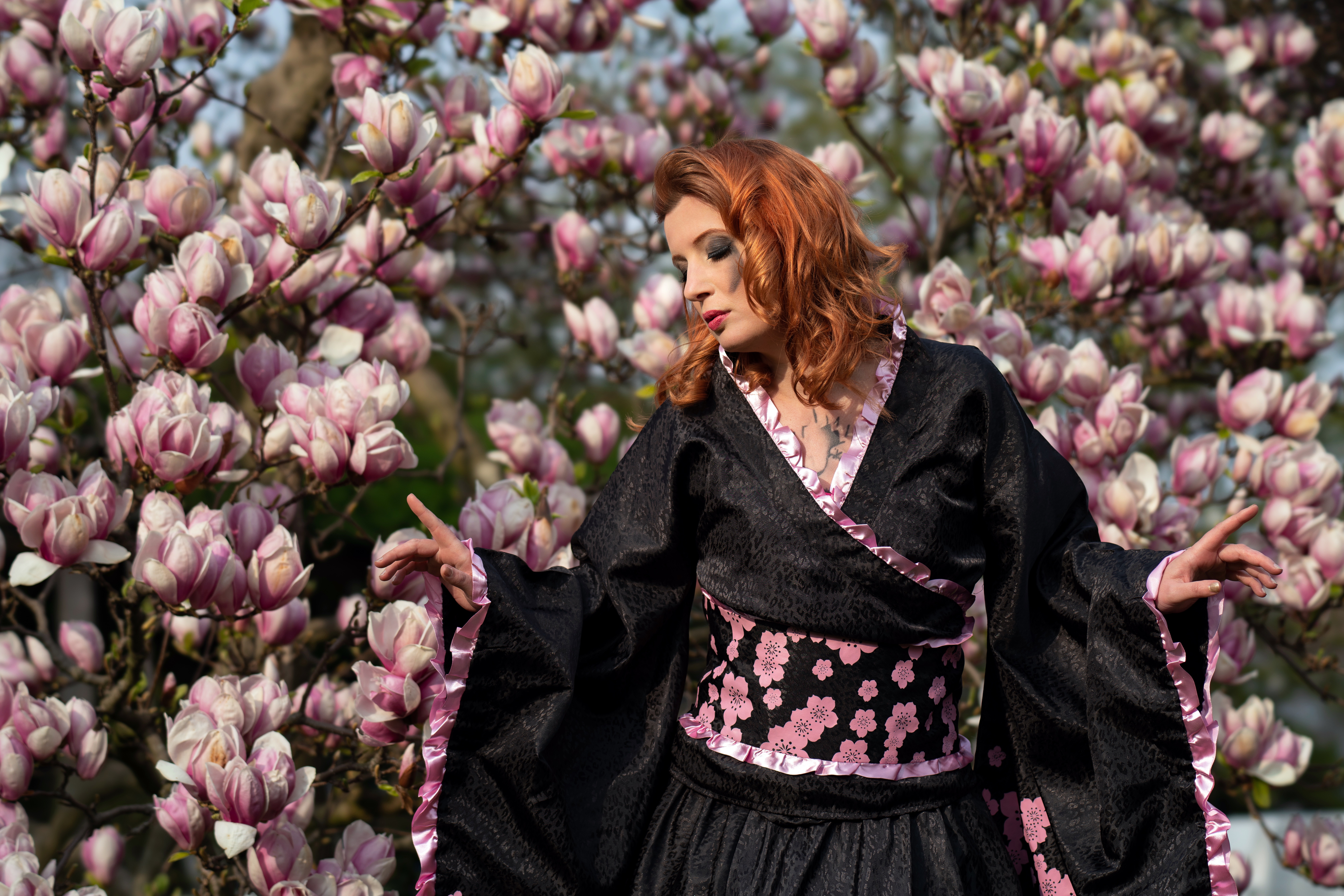 1532133 descargar imagen mujeres, estado de ánimo, flor, kimono, magnolia, modelo, flor rosa, pelirrojo: fondos de pantalla y protectores de pantalla gratis