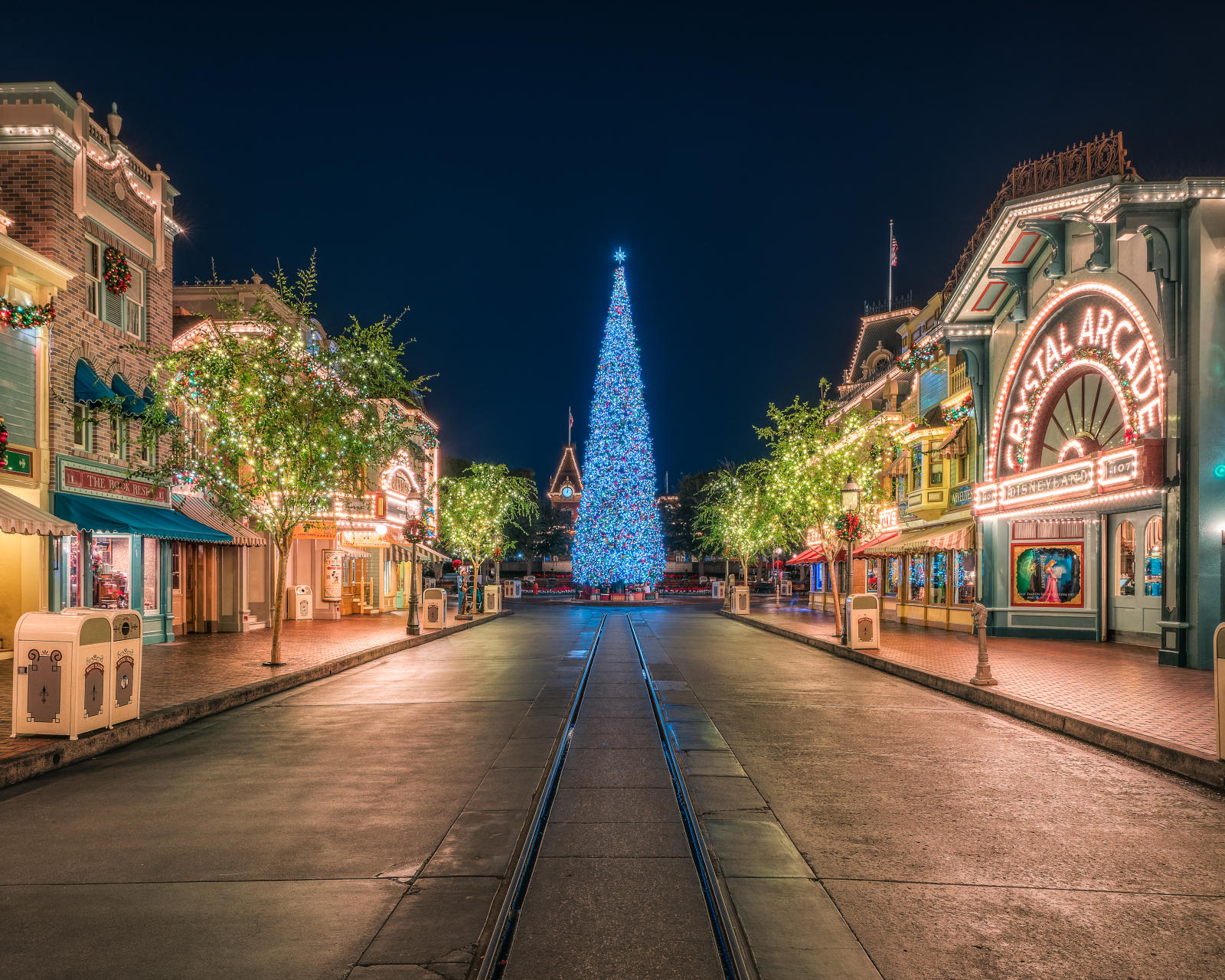 Handy-Wallpaper Weihnachten, Disneyland, Quadrat, Weihnachtsbaum, Kalifornien, Menschengemacht, Disney kostenlos herunterladen.