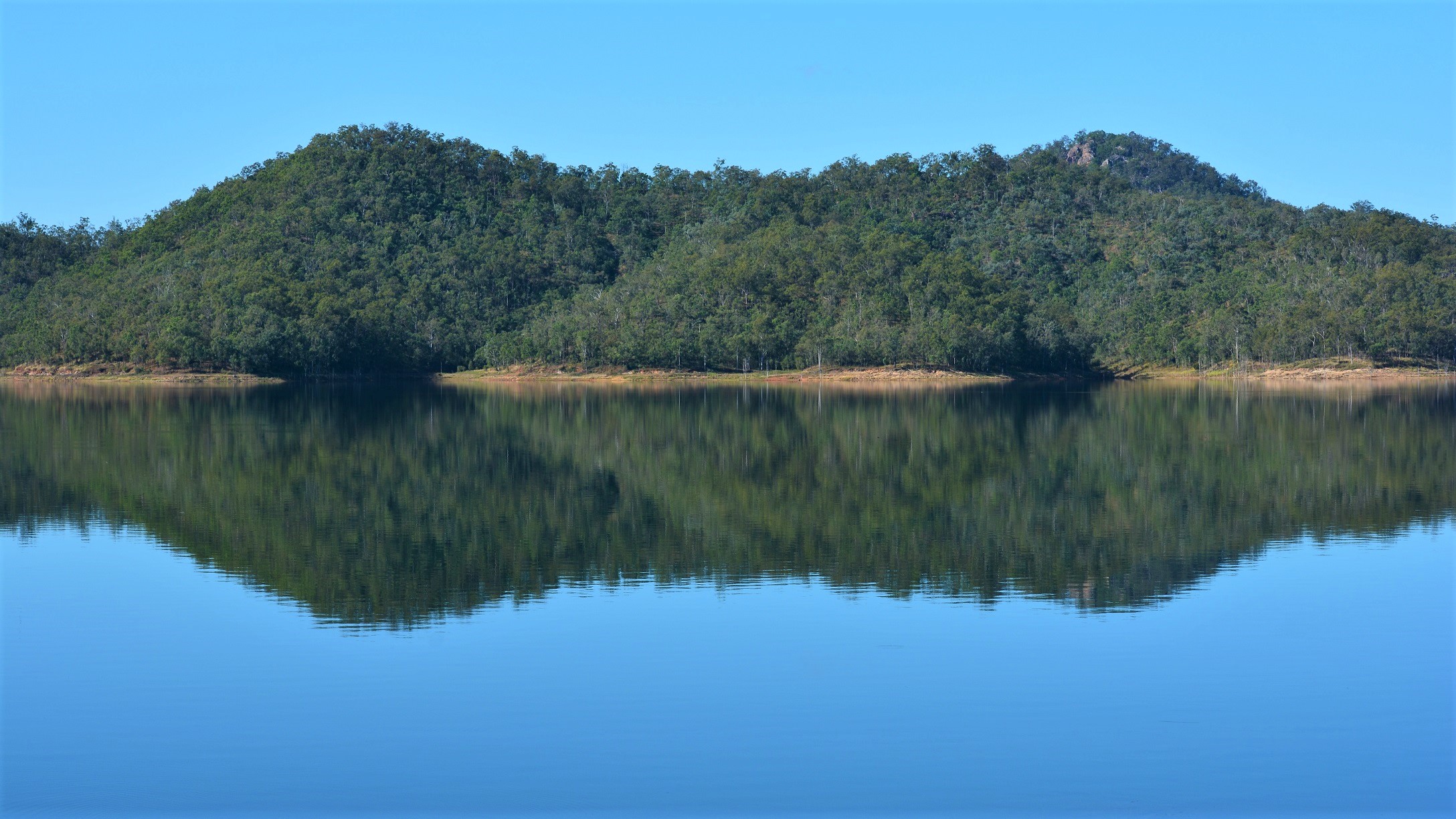 Laden Sie das Seen, See, Gebirge, Bucht, Australien, Erde/natur, Spiegelung, Queensland-Bild kostenlos auf Ihren PC-Desktop herunter
