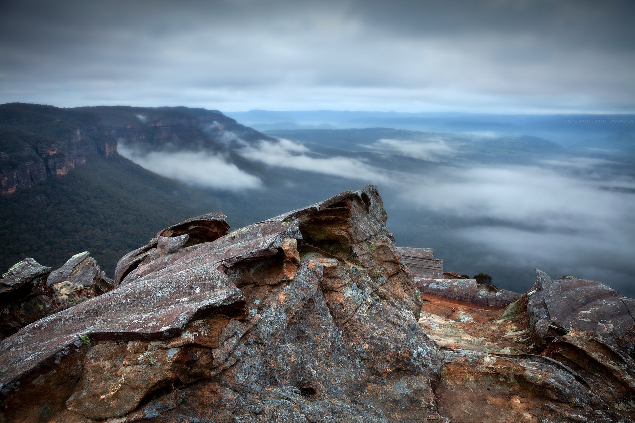 Скачать картинку Горы, Облака, Туман, Австралия, Голубые Горы, Земля/природа в телефон бесплатно.