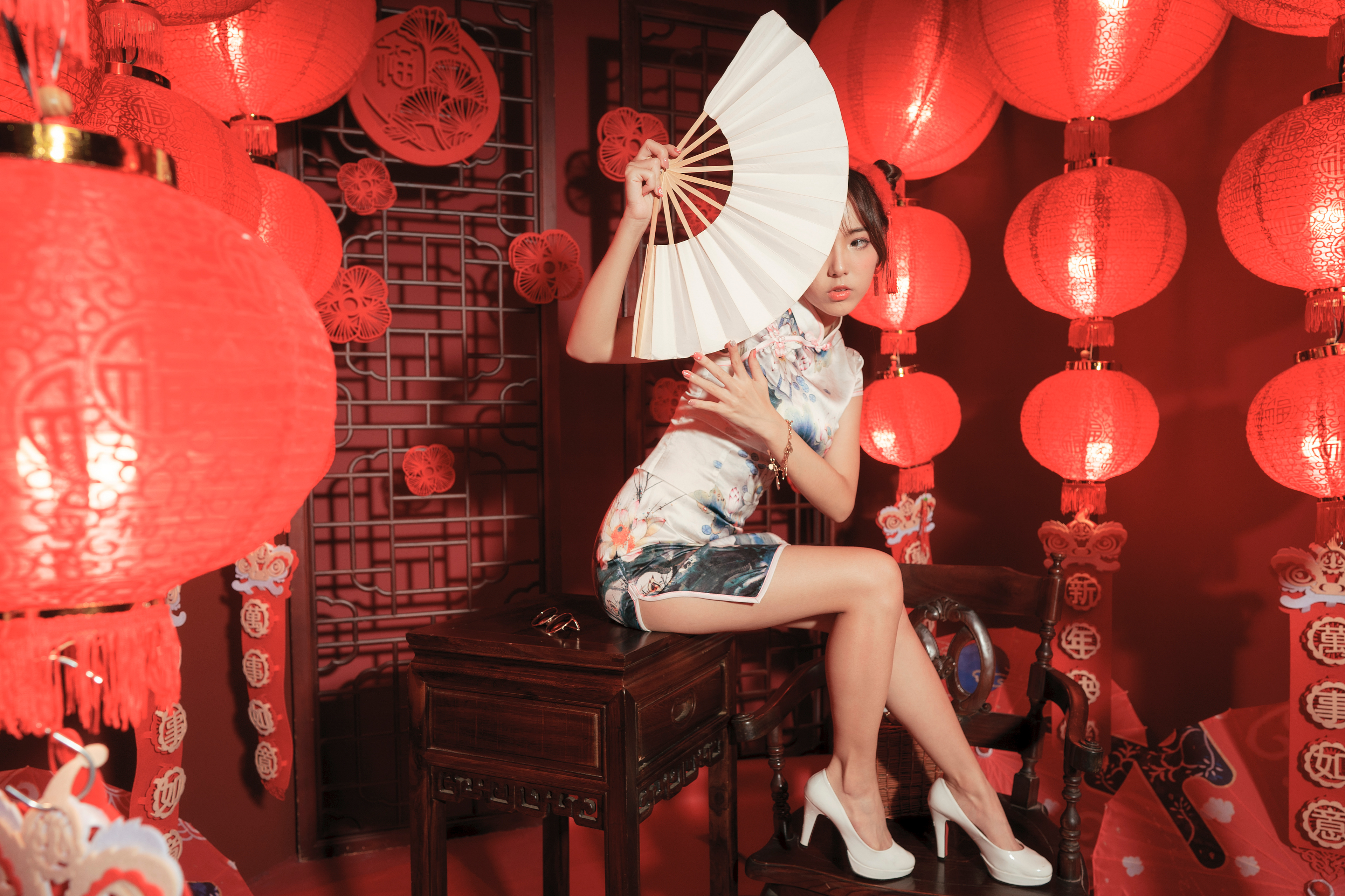 Téléchargez des papiers peints mobile Lanterne, Kimono, Ventilateur, Asiatique, Femmes, Top Model gratuitement.