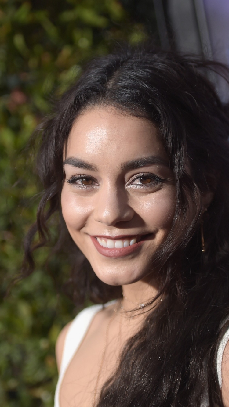 Download mobile wallpaper Smile, Singer, American, Celebrity, Brown Eyes, Vanessa Hudgens, Black Hair, Actress for free.